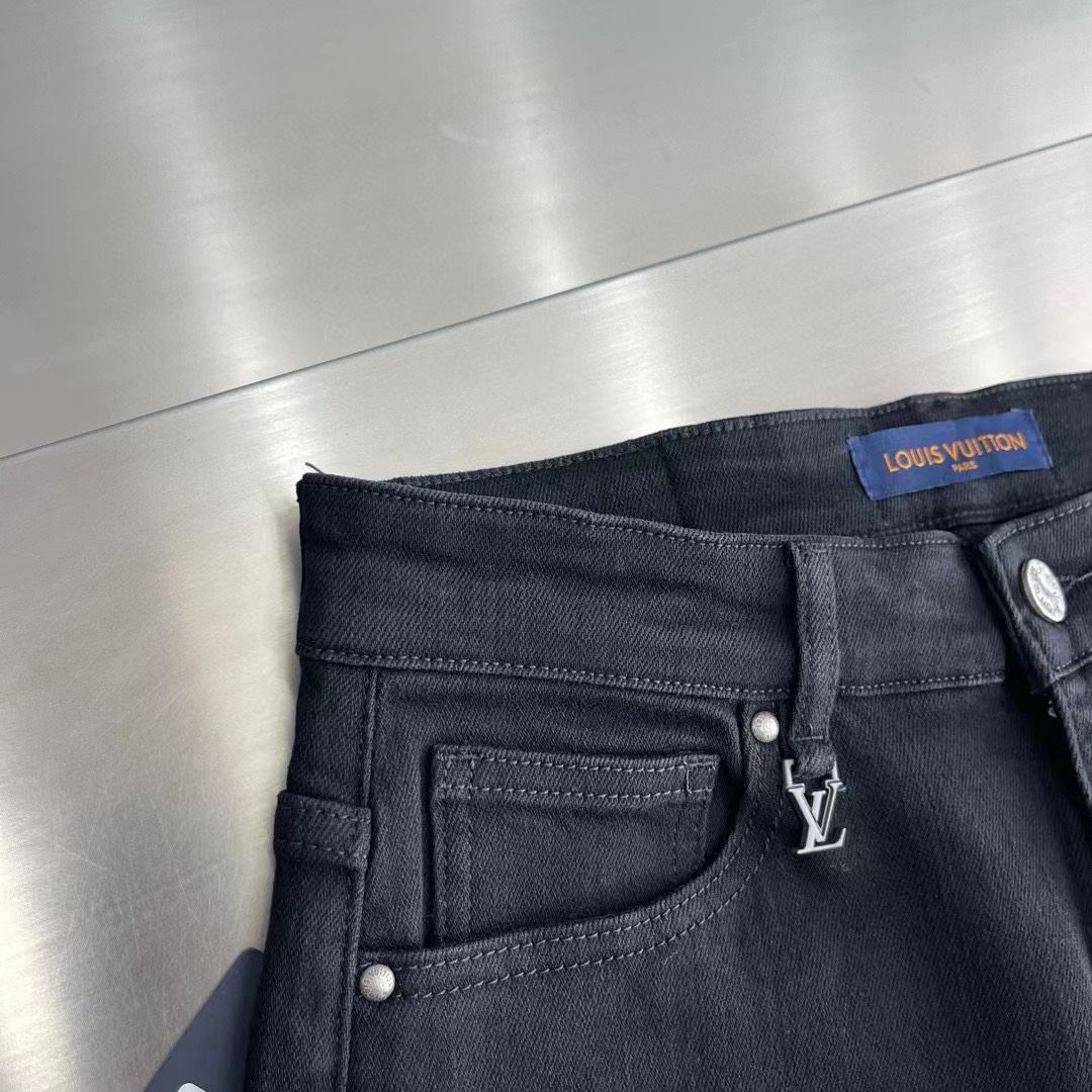 LV高仿經典Logo壓花牛仔褲 復古潮流百搭牛仔風格|超A仿原單精品圖片 11 LV高仿經典Logo壓花牛仔褲 復古潮流百搭牛仔風格|歐美奢侈品精品推薦