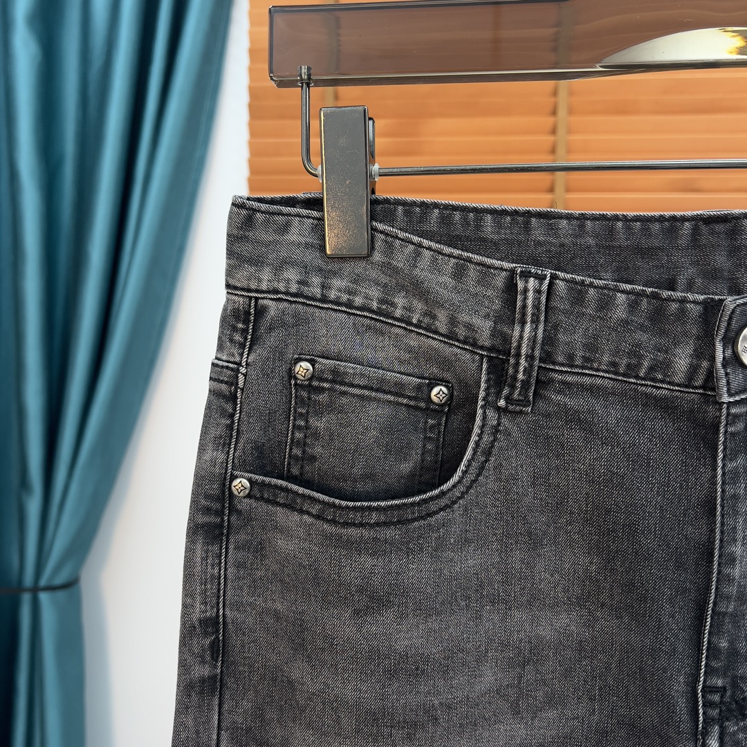 LV高仿黑灰水洗牛仔褲 簡約後袋Logo壓紋 男士直筒長褲｜歐美奢侈品精品推薦