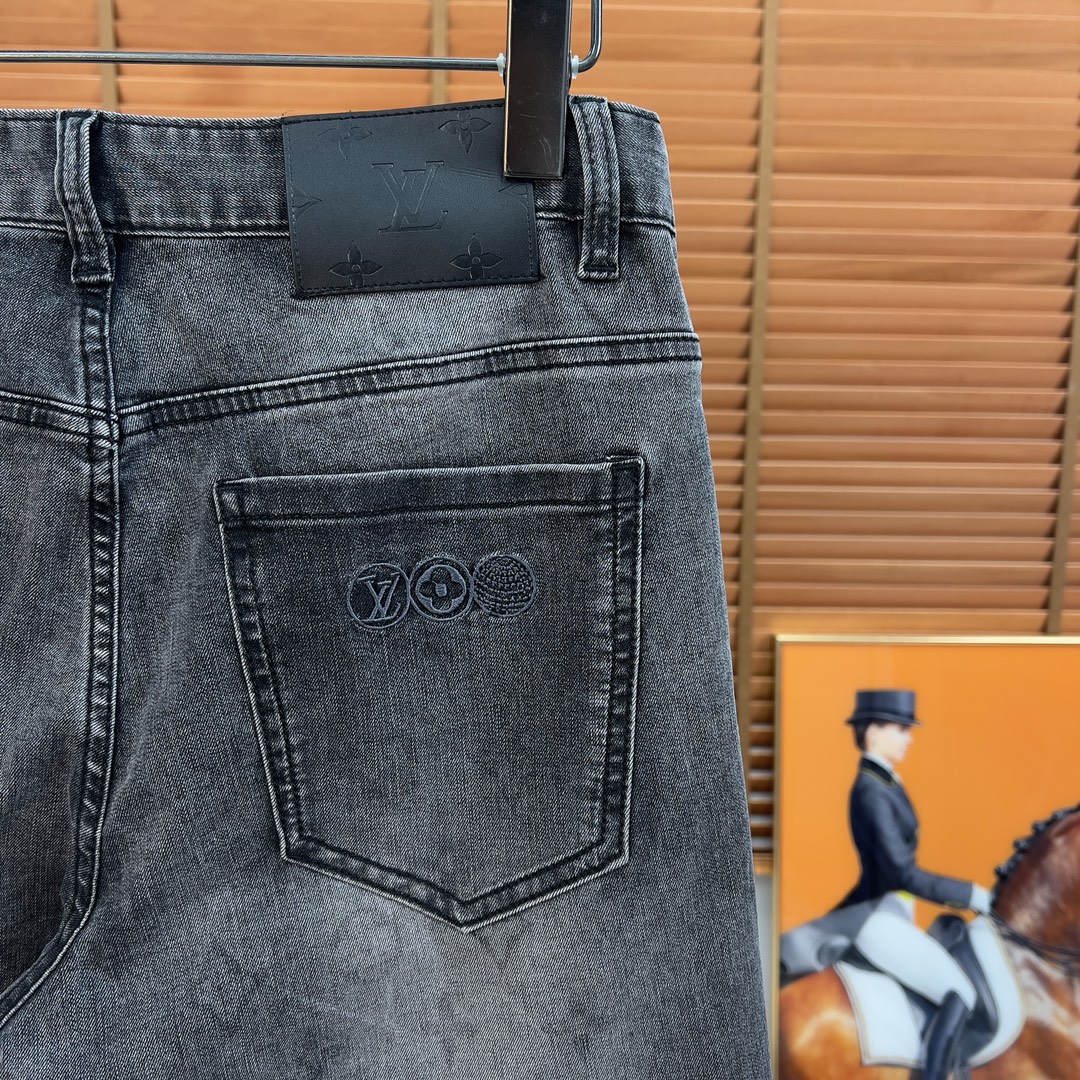LV高仿黑灰水洗牛仔褲 簡約後袋Logo壓紋 男士直筒長褲｜歐美奢侈品精品推薦