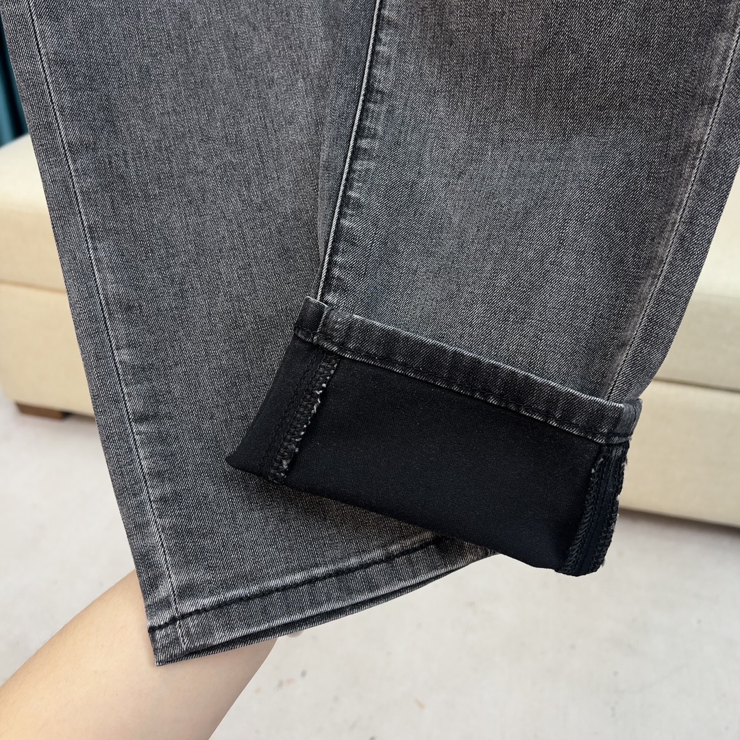 LV高仿黑灰水洗牛仔褲 簡約後袋Logo壓紋 男士直筒長褲|超A仿原單精品圖片 14 LV高仿黑灰水洗牛仔褲 簡約後袋Logo壓紋 男士直筒長褲|歐美奢侈品精品推薦