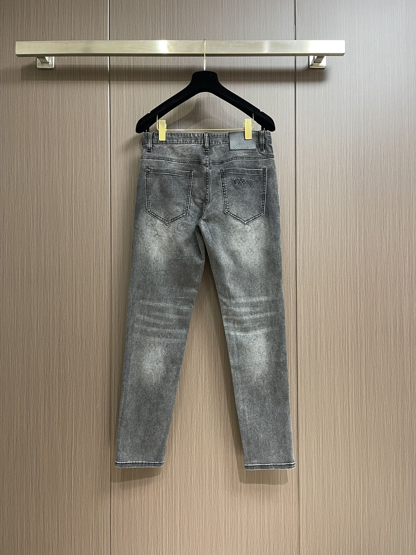 LV高仿灰黑牛仔褲 小Logo後袋設計 男士合身水洗長褲｜歐美奢侈品精品推薦
