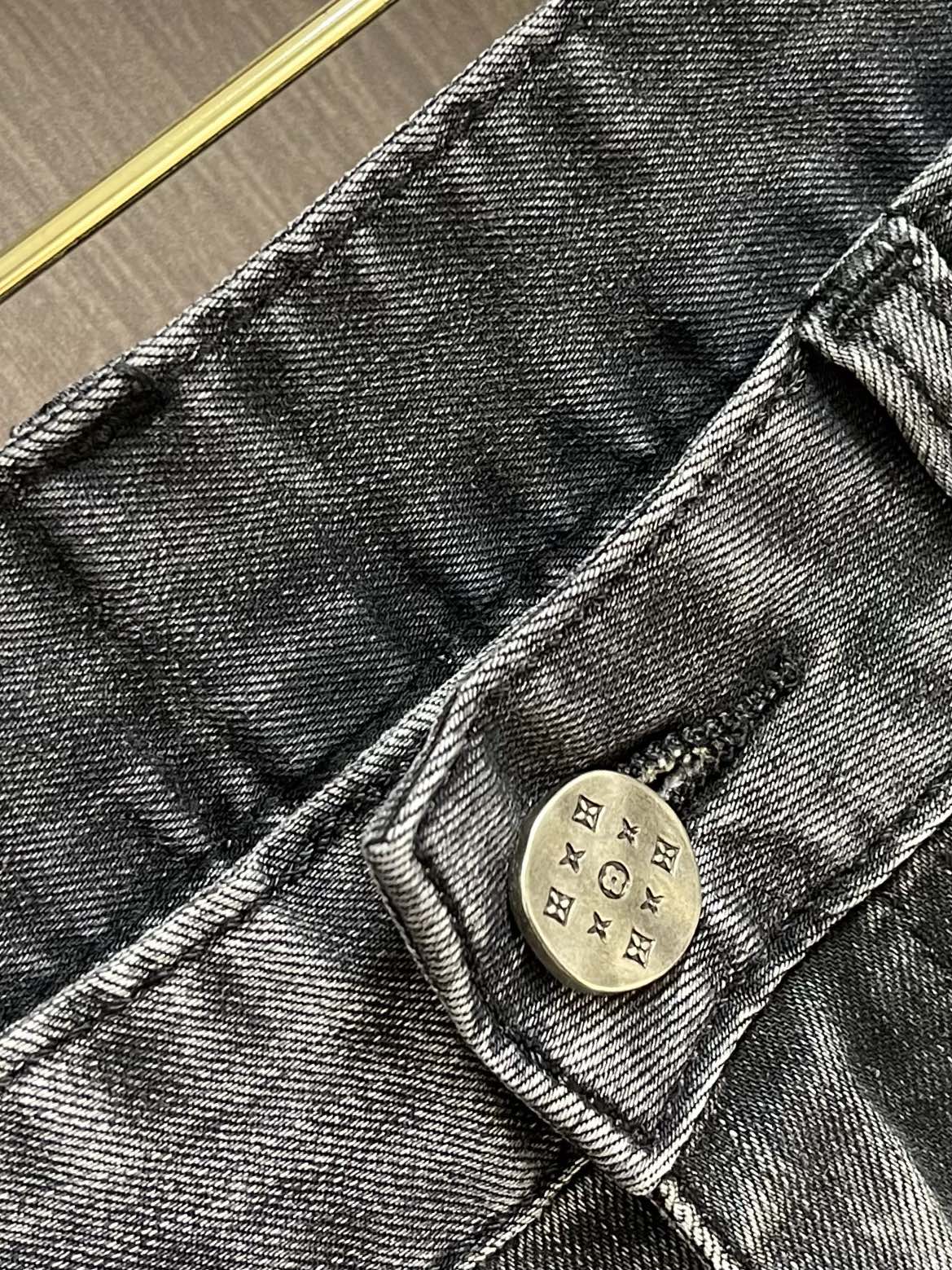 LV高仿灰黑牛仔褲 小Logo後袋設計 男士合身水洗長褲｜歐美奢侈品精品推薦