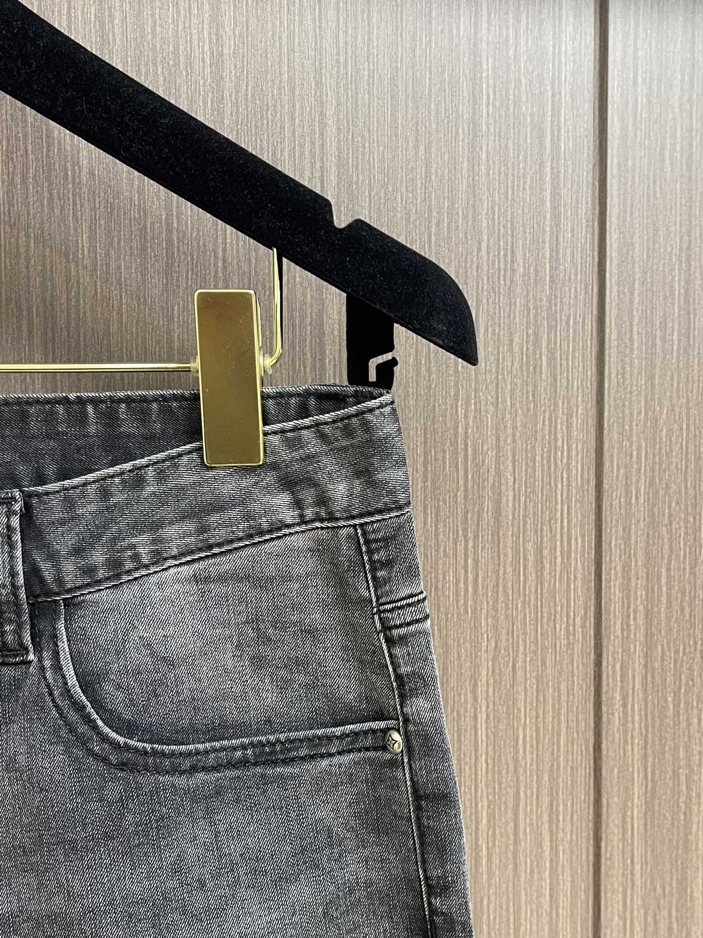 LV高仿灰黑牛仔褲 小Logo後袋設計 男士合身水洗長褲｜歐美奢侈品精品推薦