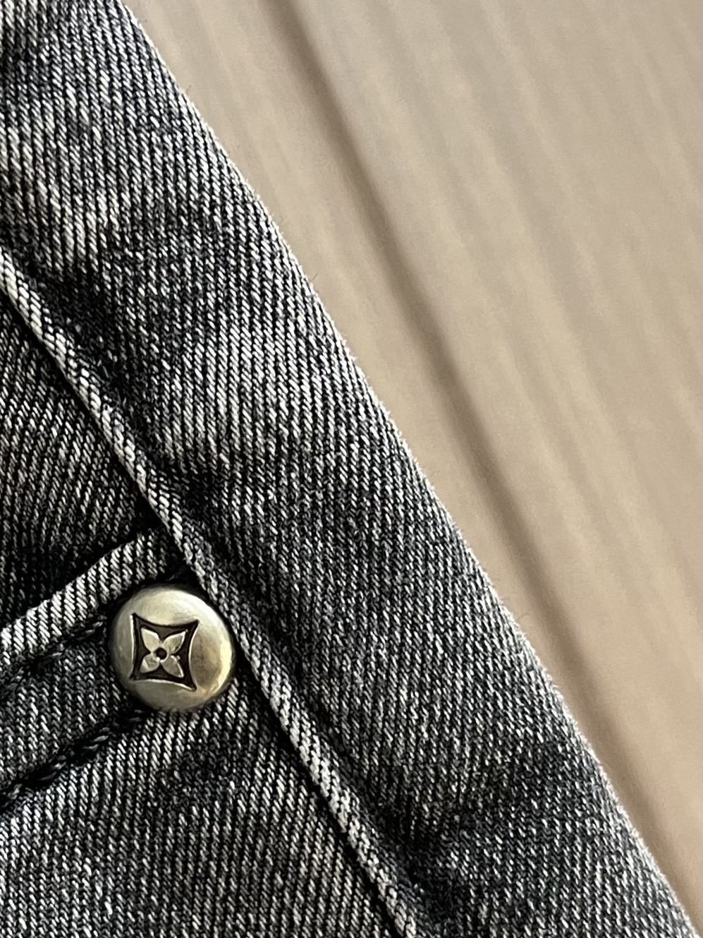 LV高仿灰黑牛仔褲 小Logo後袋設計 男士合身水洗長褲｜歐美奢侈品精品推薦