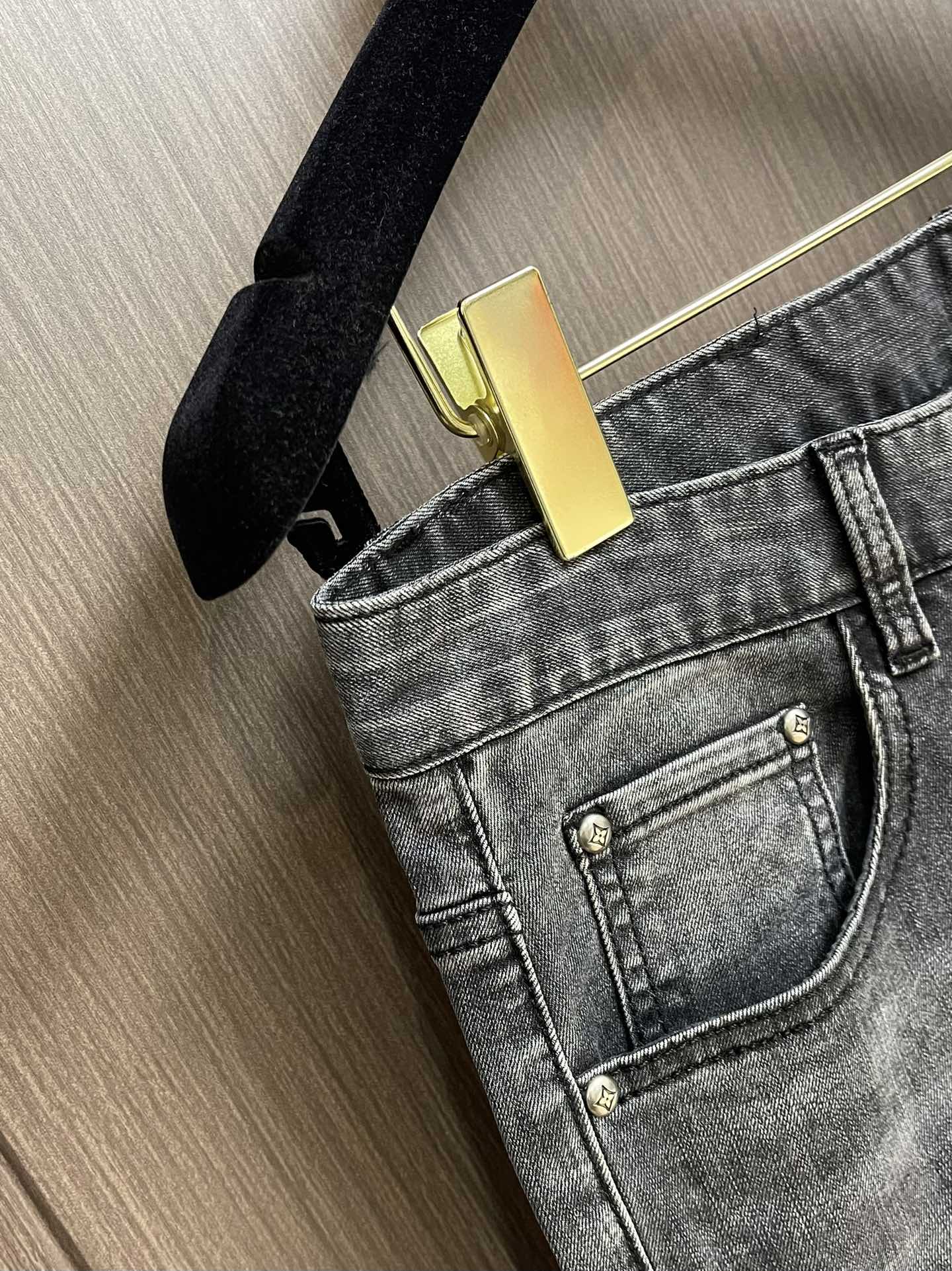 LV高仿灰黑牛仔褲 小Logo後袋設計 男士合身水洗長褲｜歐美奢侈品精品推薦