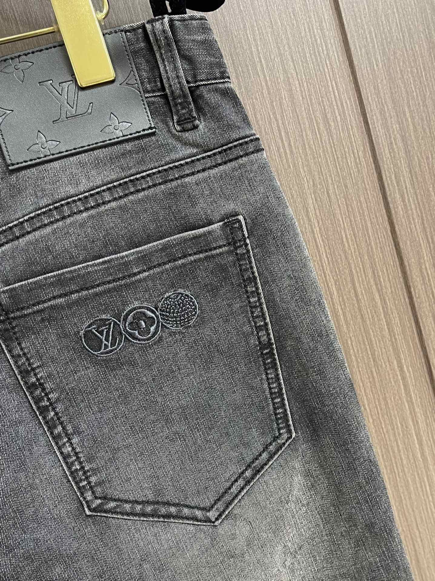 LV高仿灰黑牛仔褲 小Logo後袋設計 男士合身水洗長褲｜歐美奢侈品精品推薦