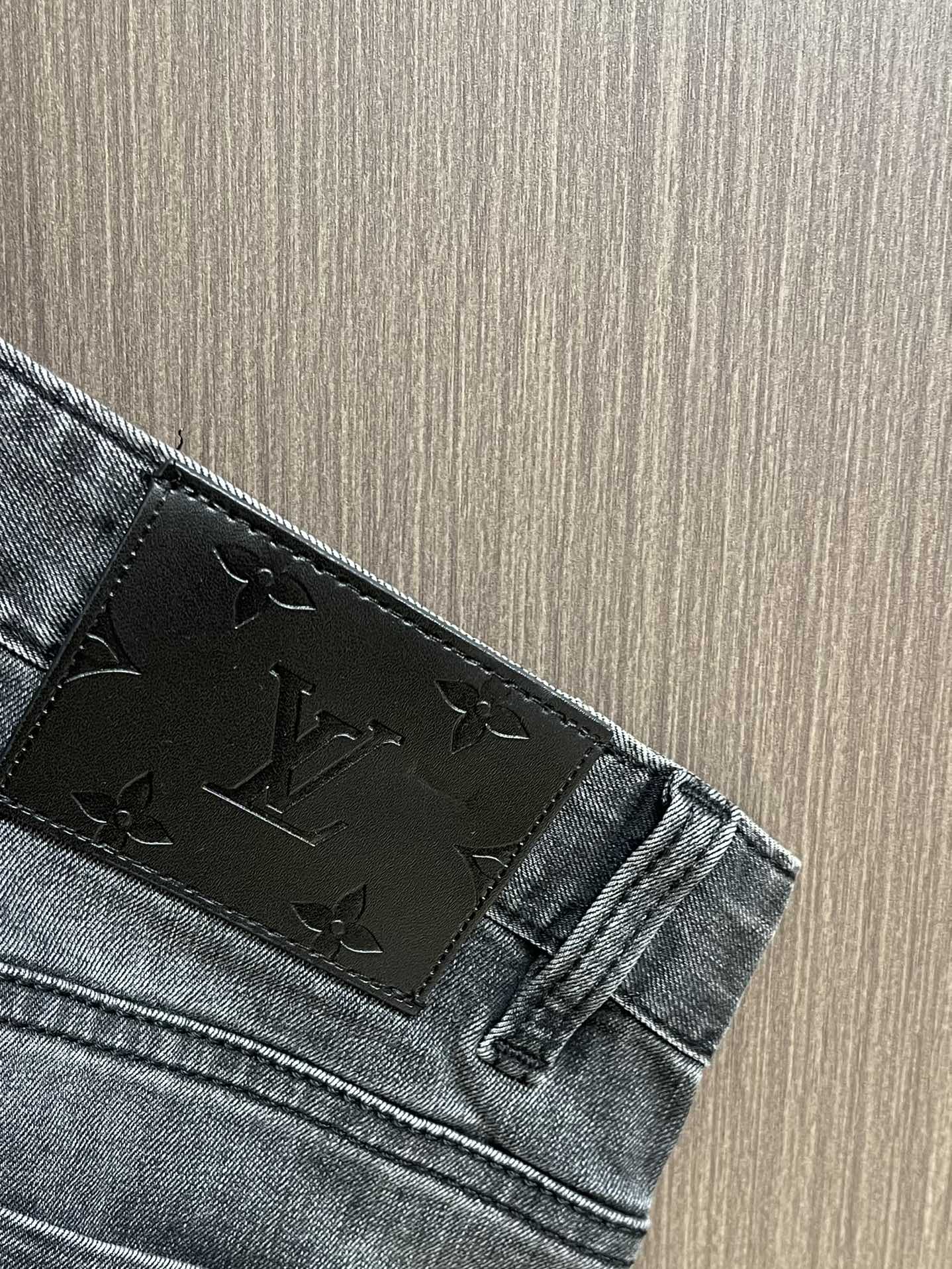 LV高仿灰黑牛仔褲 小Logo後袋設計 男士合身水洗長褲｜歐美奢侈品精品推薦