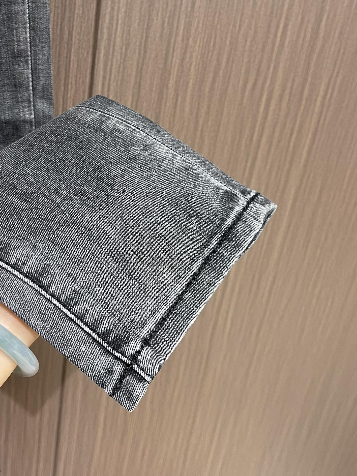 LV高仿灰黑牛仔褲 小Logo後袋設計 男士合身水洗長褲|超A仿原單精品圖片 14 LV高仿灰黑牛仔褲 小Logo後袋設計 男士合身水洗長褲|歐美奢侈品精品推薦