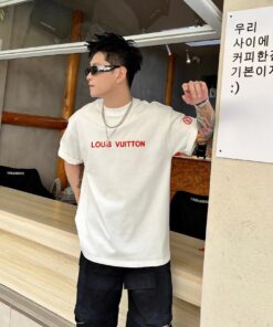 LV高仿短袖T恤紅字標誌白底款 潮流感街頭風範穿搭示範