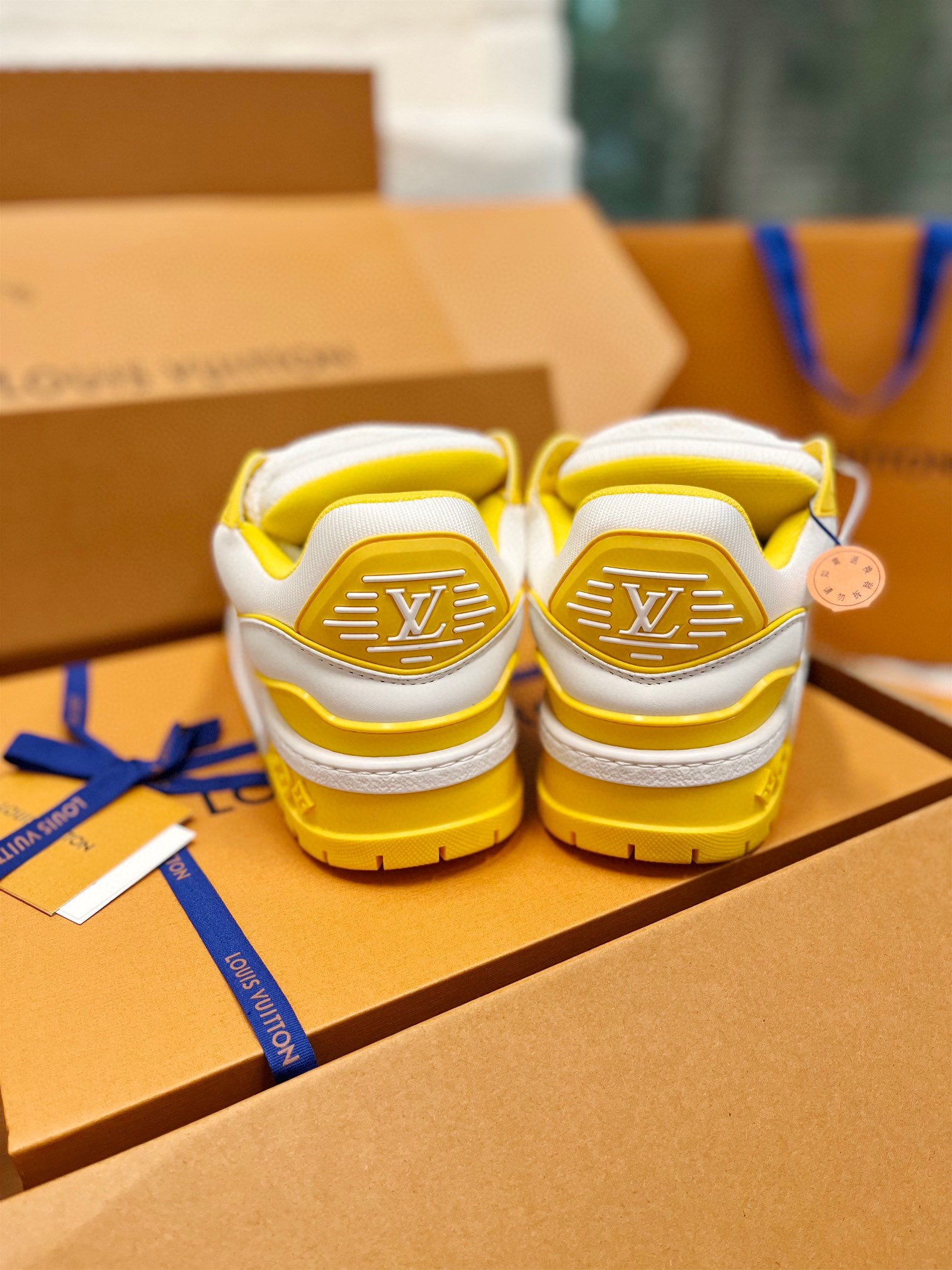 LV原單運動鞋黃邊設計亮眼潮流高仿精品｜歐美奢侈品精品推薦