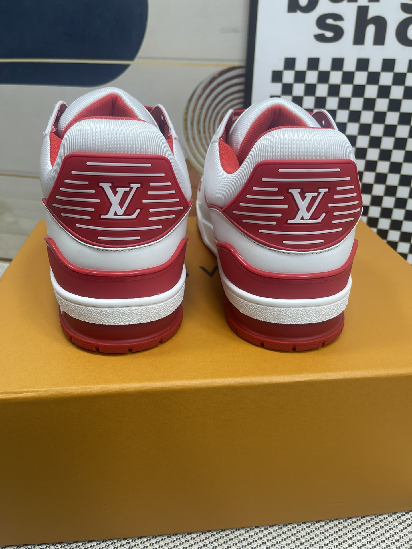 LV高仿白紅配色運動鞋 男款限量版潮鞋｜歐美奢侈品精品推薦