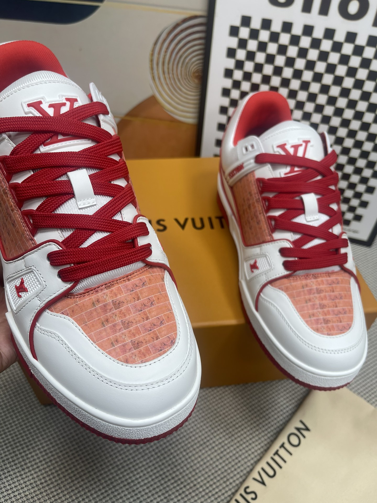 LV高仿白紅配色運動鞋 男款限量版潮鞋｜歐美奢侈品精品推薦