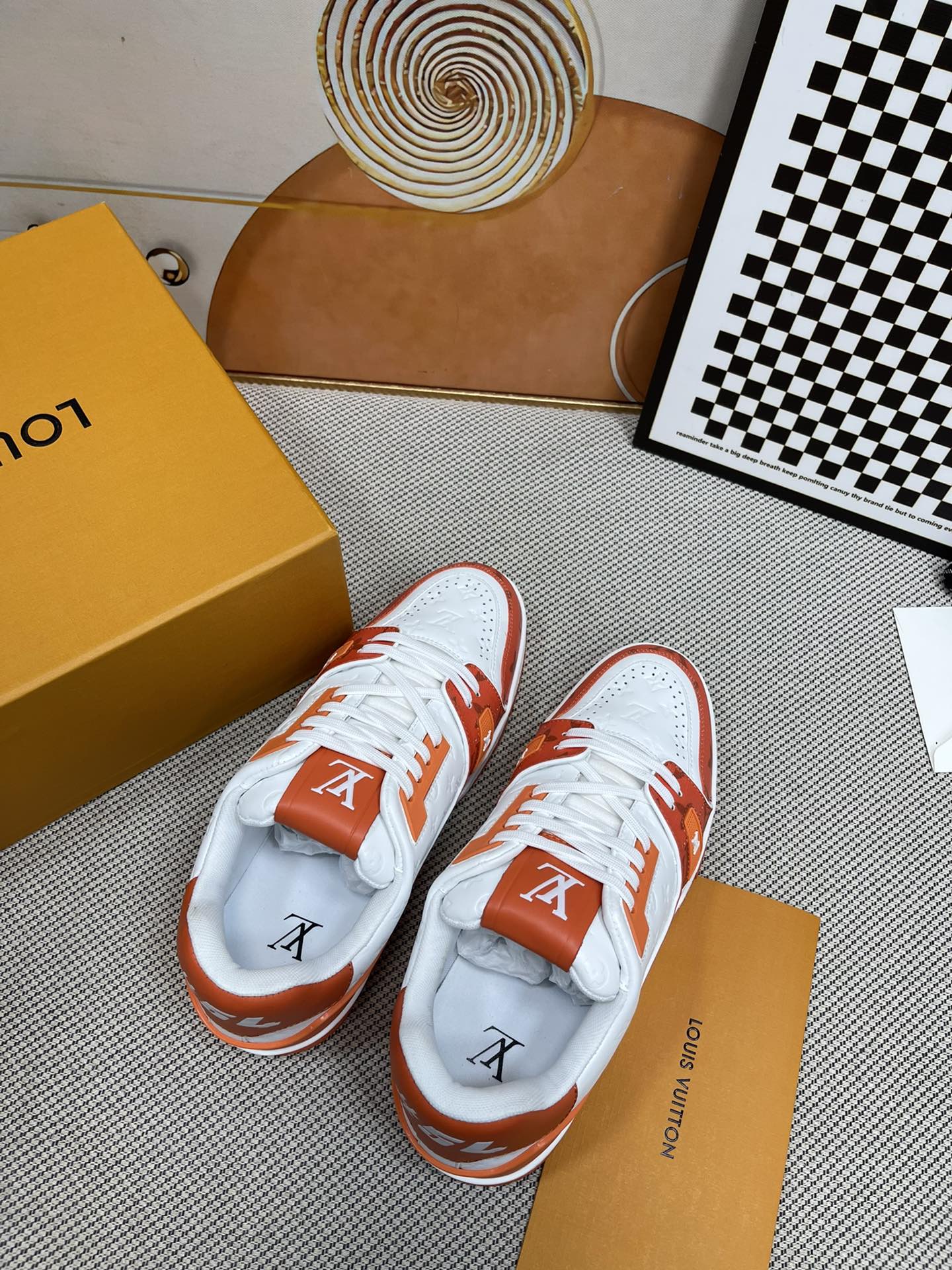 LV高仿白橘配色運動鞋 男款限量復刻版潮鞋｜歐美奢侈品精品推薦