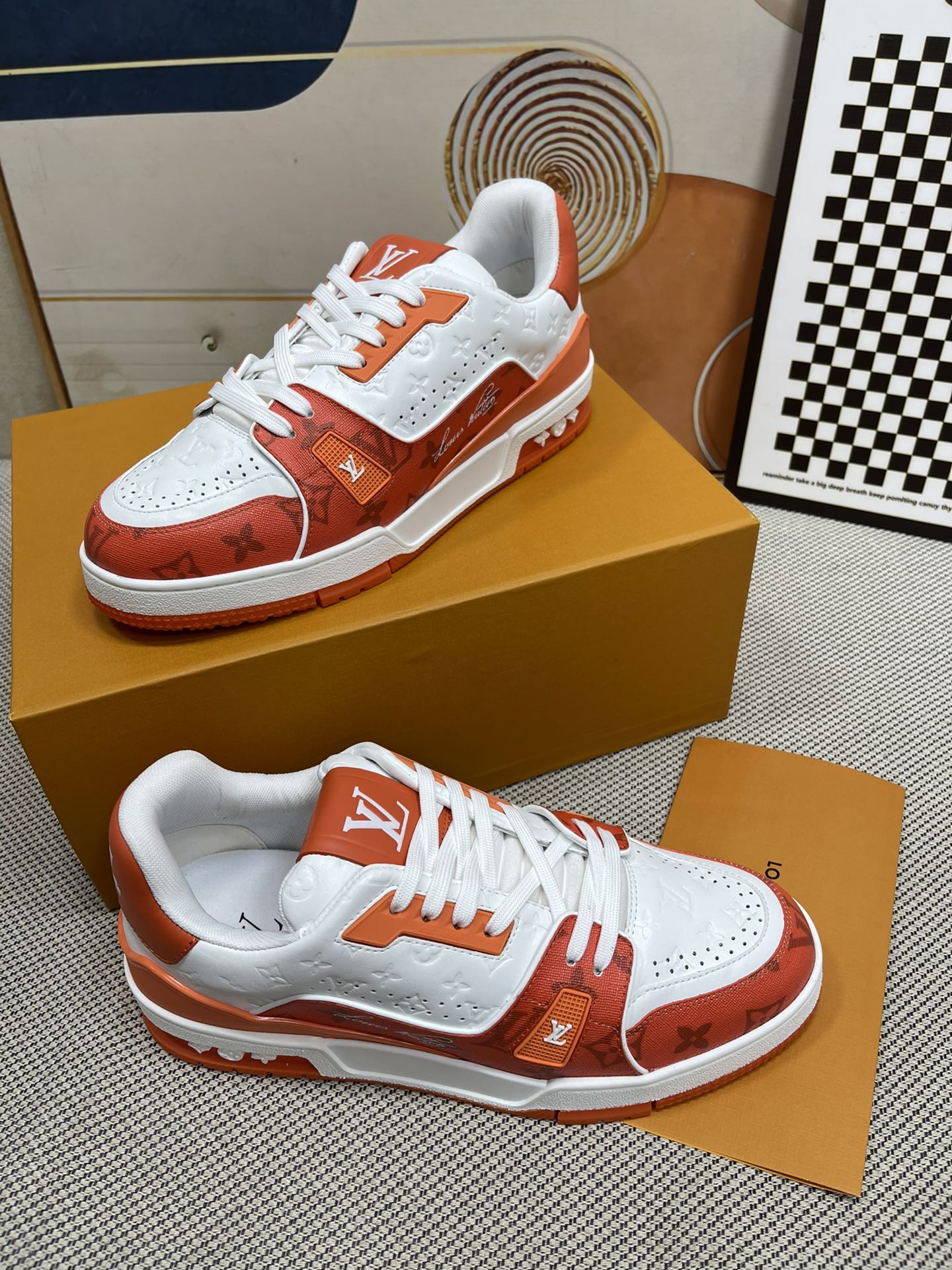 LV高仿白橘配色運動鞋 男款限量復刻版潮鞋｜歐美奢侈品精品推薦