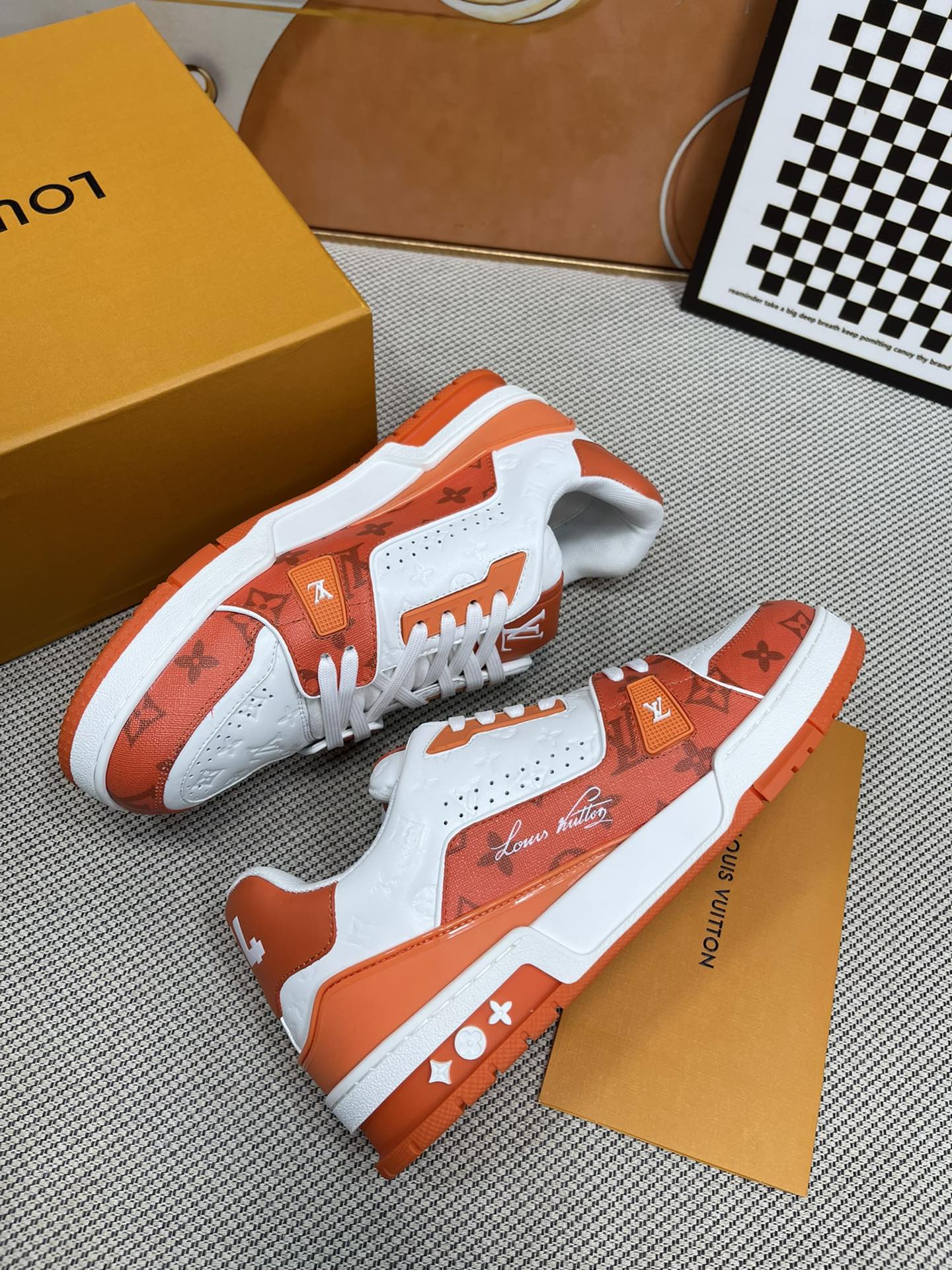 LV高仿白橘配色運動鞋 男款限量復刻版潮鞋｜歐美奢侈品精品推薦