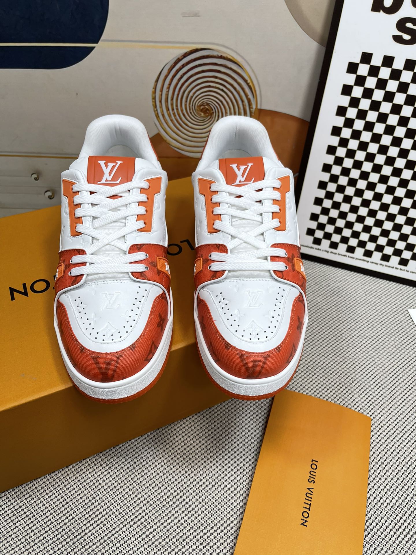 LV高仿白橘配色運動鞋 男款限量復刻版潮鞋｜歐美奢侈品精品推薦