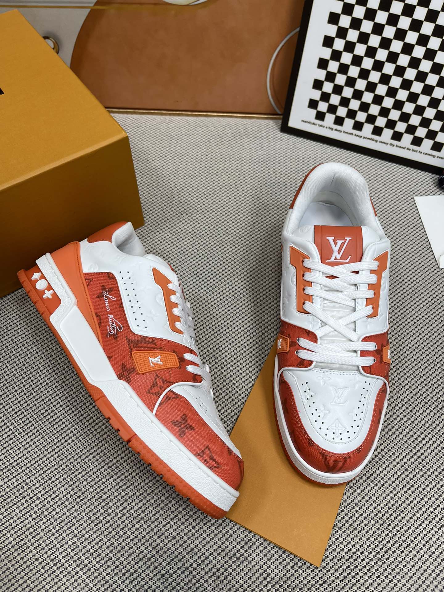 LV高仿白橘配色運動鞋 男款限量復刻版潮鞋｜歐美奢侈品精品推薦