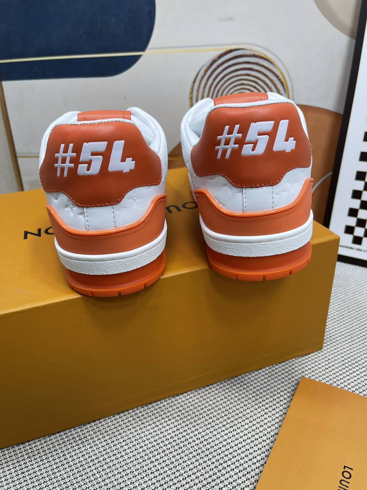 LV高仿白橘配色運動鞋 男款限量復刻版潮鞋｜歐美奢侈品精品推薦