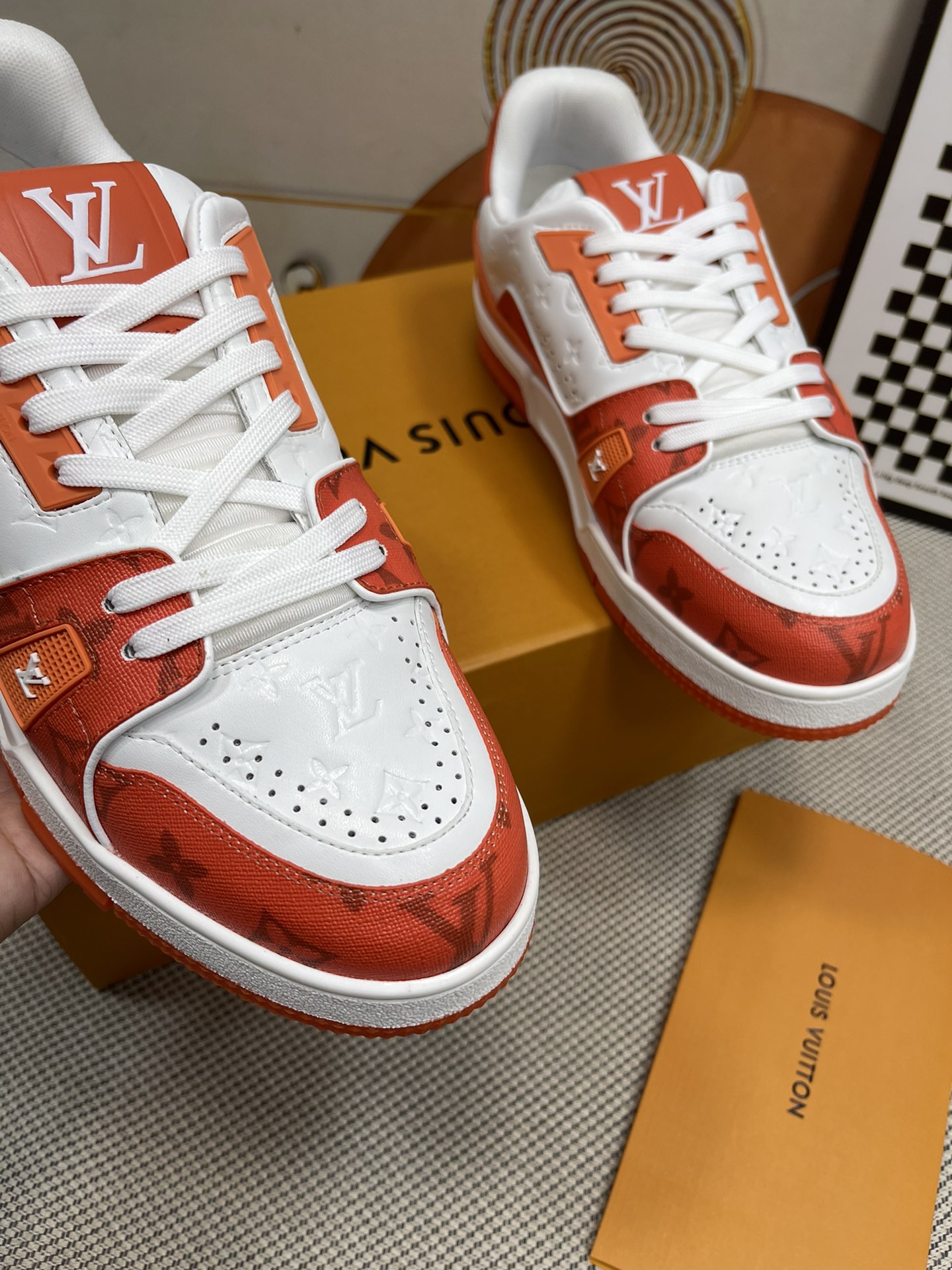 LV高仿白橘配色運動鞋 男款限量復刻版潮鞋|超A仿原單精品圖片 14 LV高仿白橘配色運動鞋 男款限量復刻版潮鞋|歐美奢侈品精品推薦
