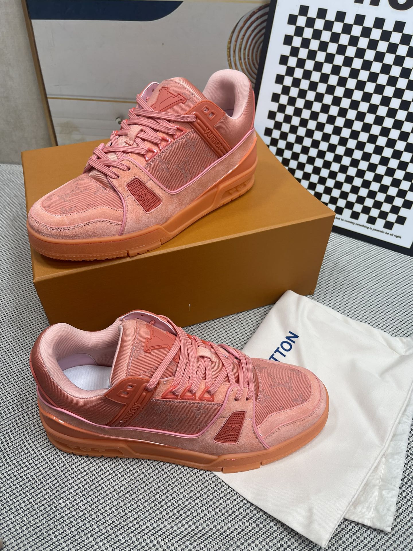 LV高仿粉橘麂皮運動鞋 潮流百搭低筒男鞋｜歐美奢侈品精品推薦