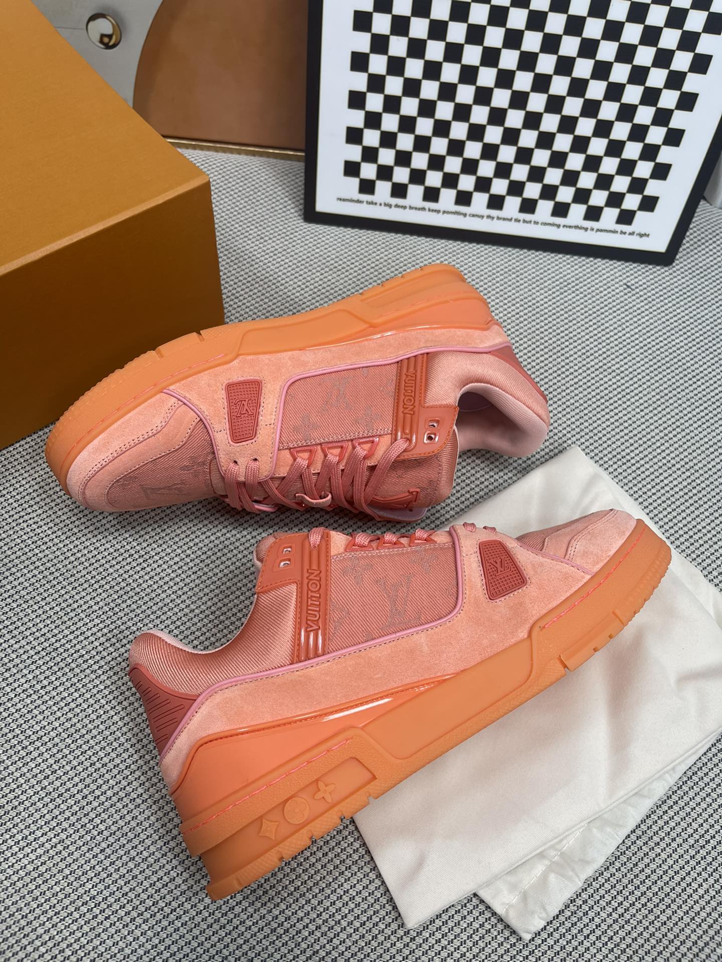 LV高仿粉橘麂皮運動鞋 潮流百搭低筒男鞋｜歐美奢侈品精品推薦