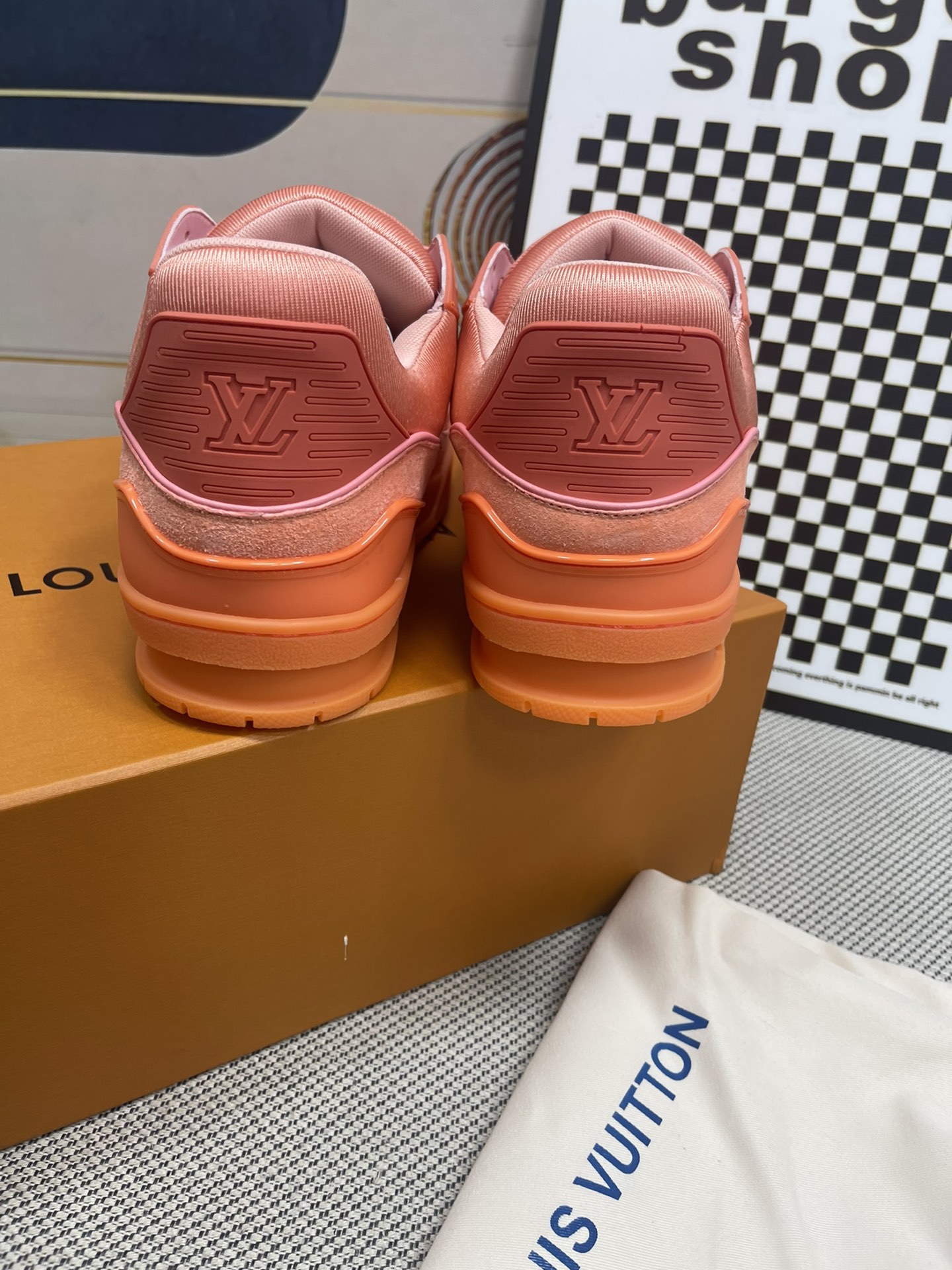 LV高仿粉橘麂皮運動鞋 潮流百搭低筒男鞋｜歐美奢侈品精品推薦