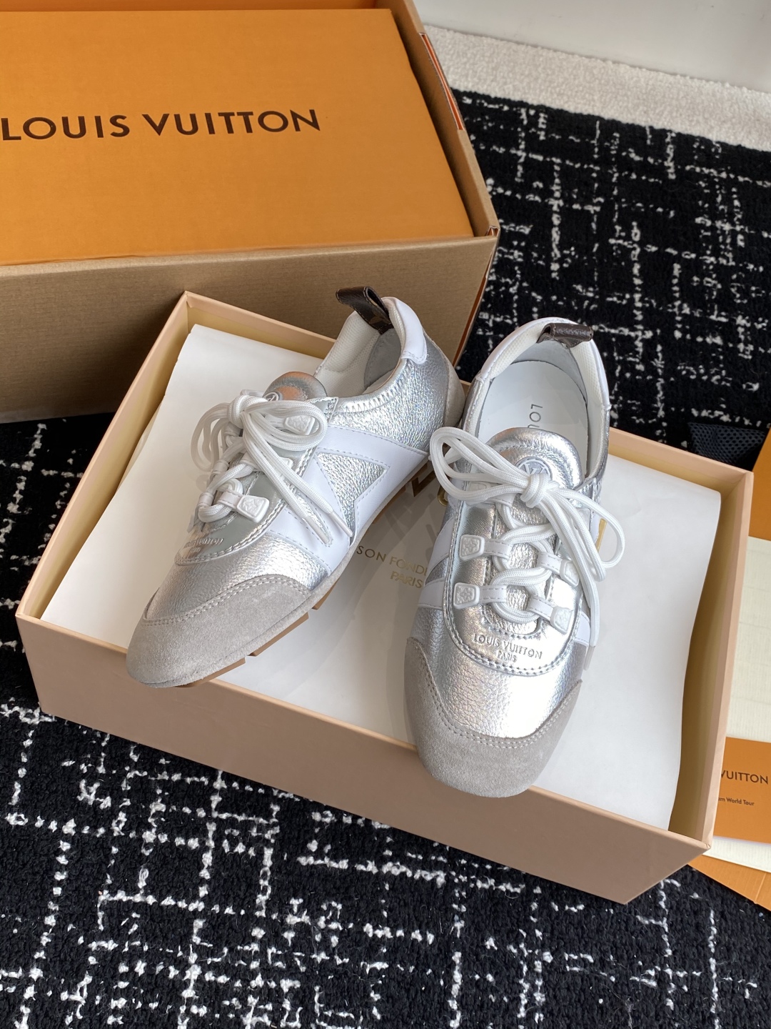 LV高仿Sneakerina芭蕾鞋銀灰色春夏時尚百搭款｜歐美奢侈品精品推薦