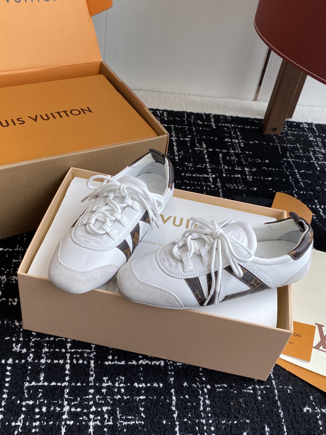 LV原單級Sneakerina白銀芭蕾鞋氣質穿搭亮眼選擇