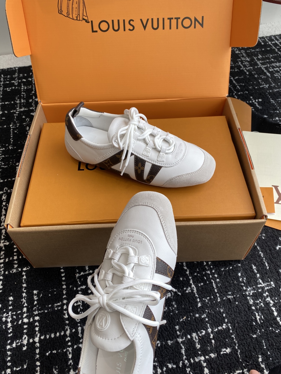 LV原單級Sneakerina白銀芭蕾鞋氣質穿搭亮眼選擇