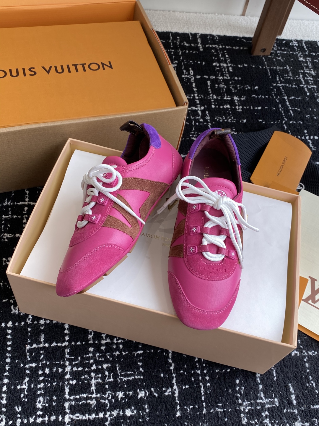 LV精品復刻Sneakerina玫紅芭蕾鞋潮流女孩最愛｜歐美奢侈品精品推薦