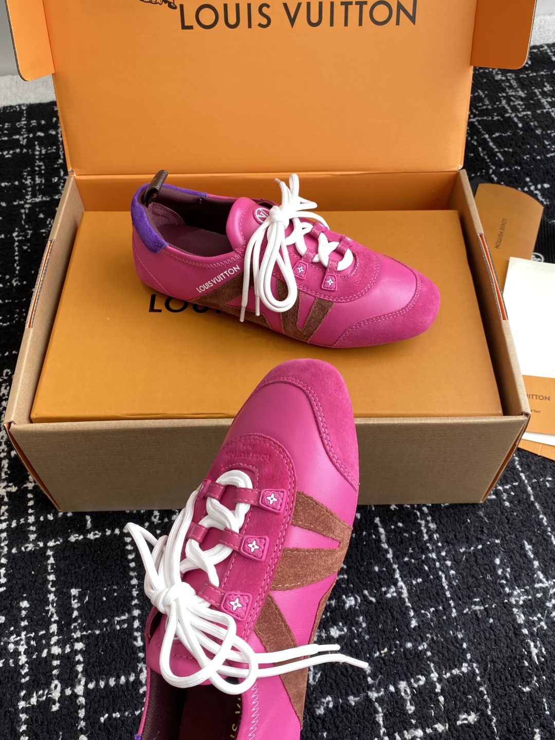 LV精品復刻Sneakerina玫紅芭蕾鞋潮流女孩最愛｜歐美奢侈品精品推薦