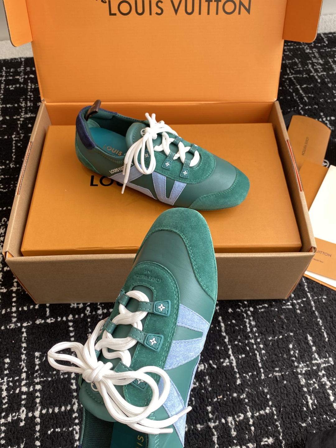 LV高仿Sneakerina芭蕾鞋森林綠典雅清新感滿分｜歐美奢侈品精品推薦