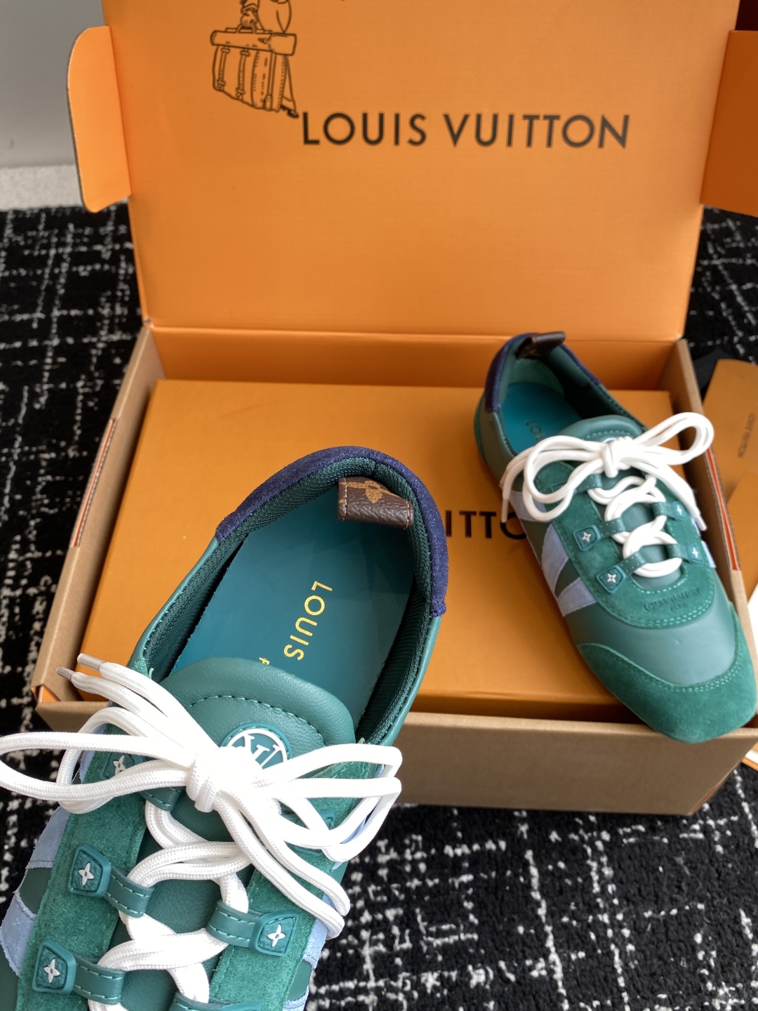 LV高仿Sneakerina芭蕾鞋森林綠典雅清新感滿分｜歐美奢侈品精品推薦