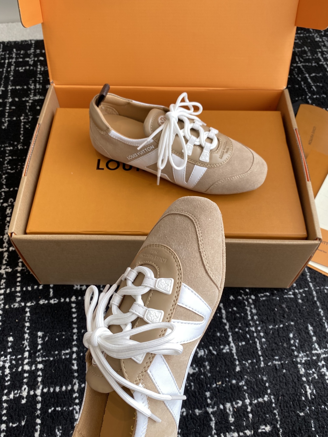 LV精品復刻Sneakerina芭蕾鞋卡其色復古文青風｜歐美奢侈品精品推薦