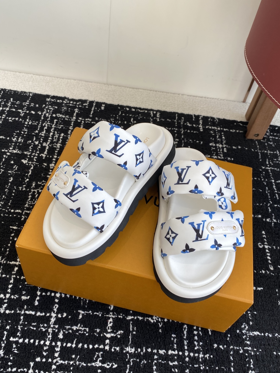 LV精品仿製情侶拖鞋 面包造型老花設計 穿搭百搭推薦｜歐美奢侈品精品推薦