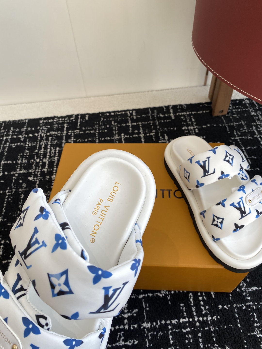 LV精品仿製情侶拖鞋 面包造型老花設計 穿搭百搭推薦｜歐美奢侈品精品推薦