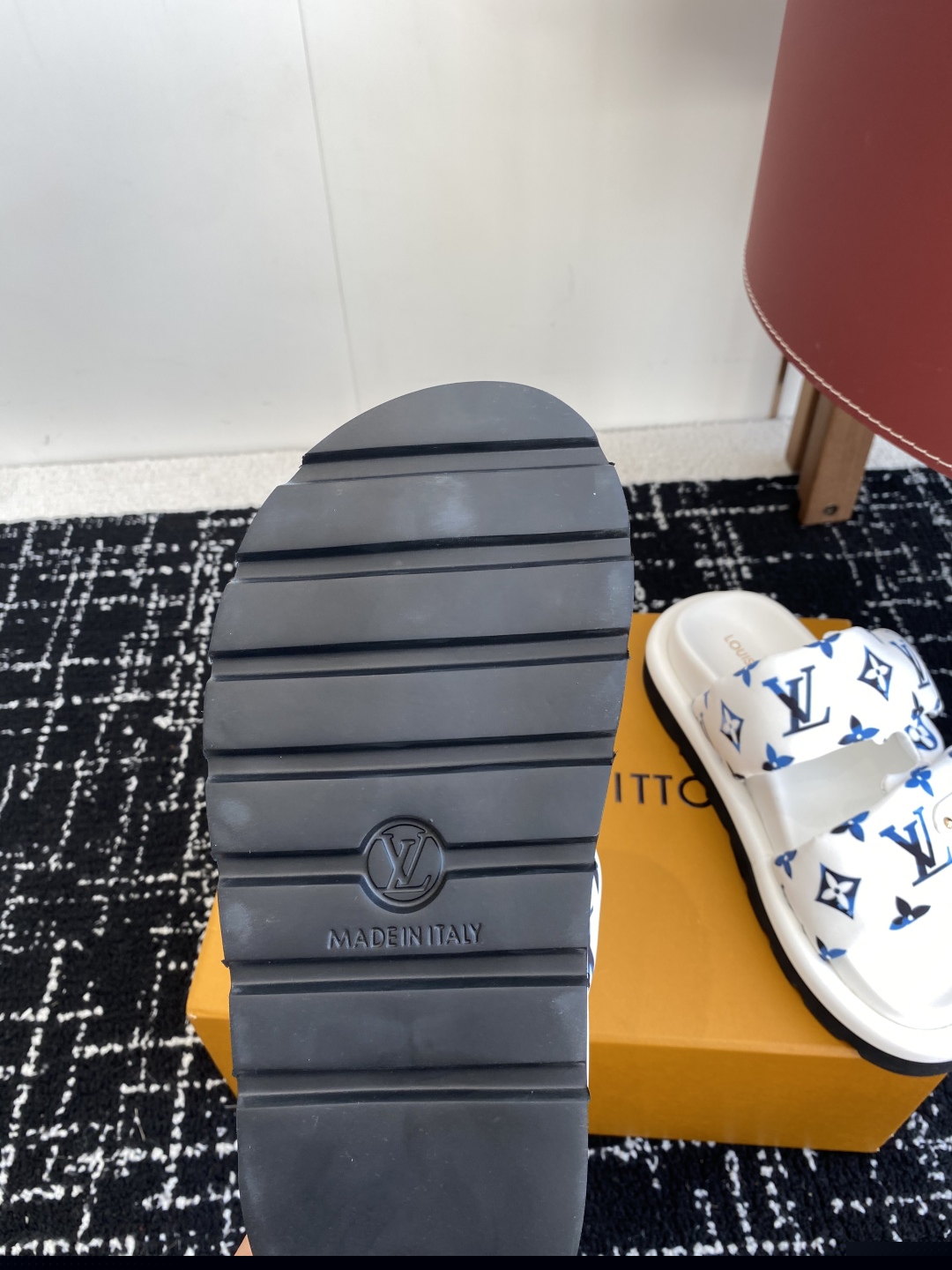 LV精品仿製情侶拖鞋 面包造型老花設計 穿搭百搭推薦｜歐美奢侈品精品推薦