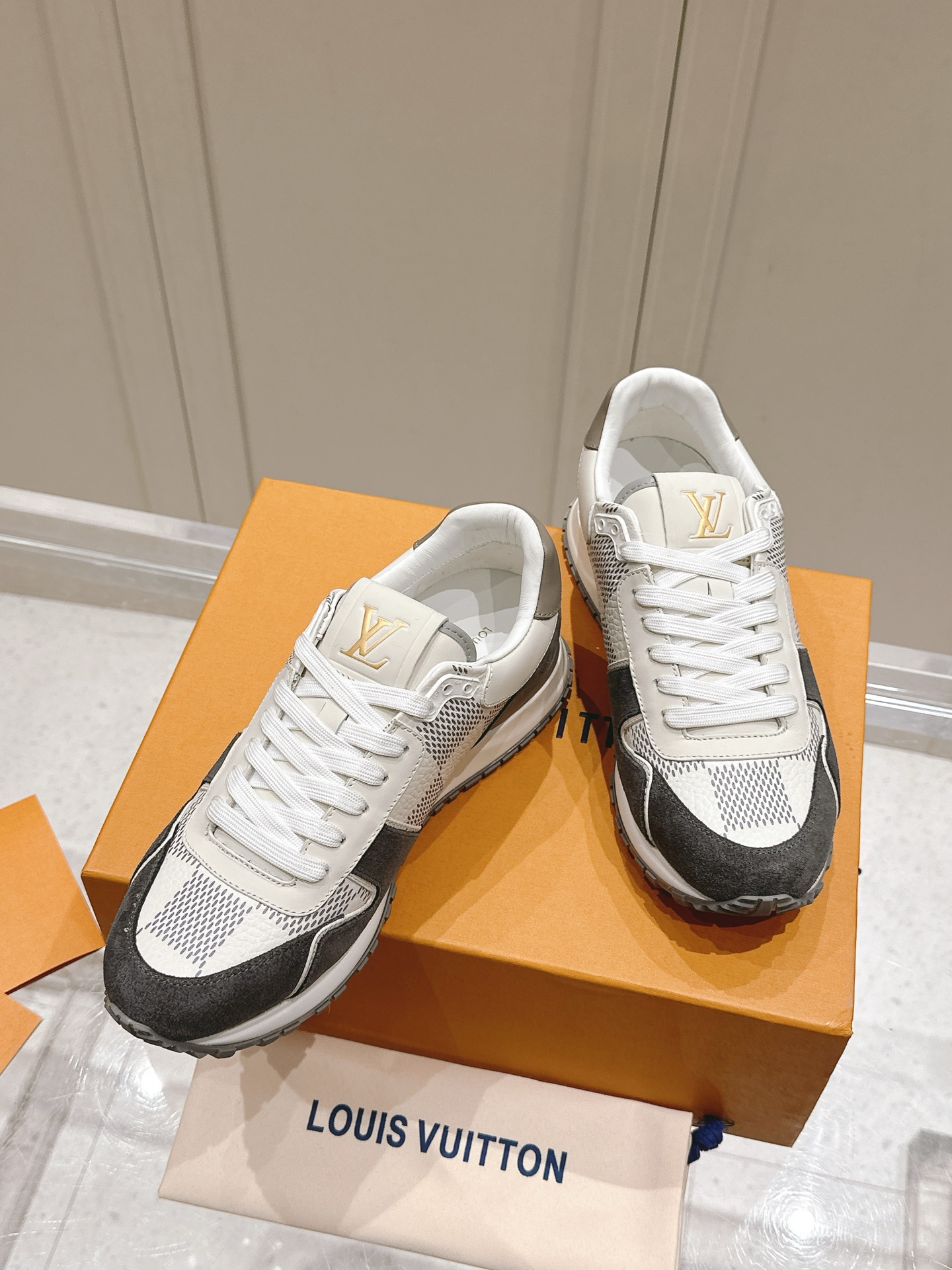 LV高仿Run Away男鞋 黑白格紋設計 潮流運動風格鞋款｜歐美奢侈品精品推薦