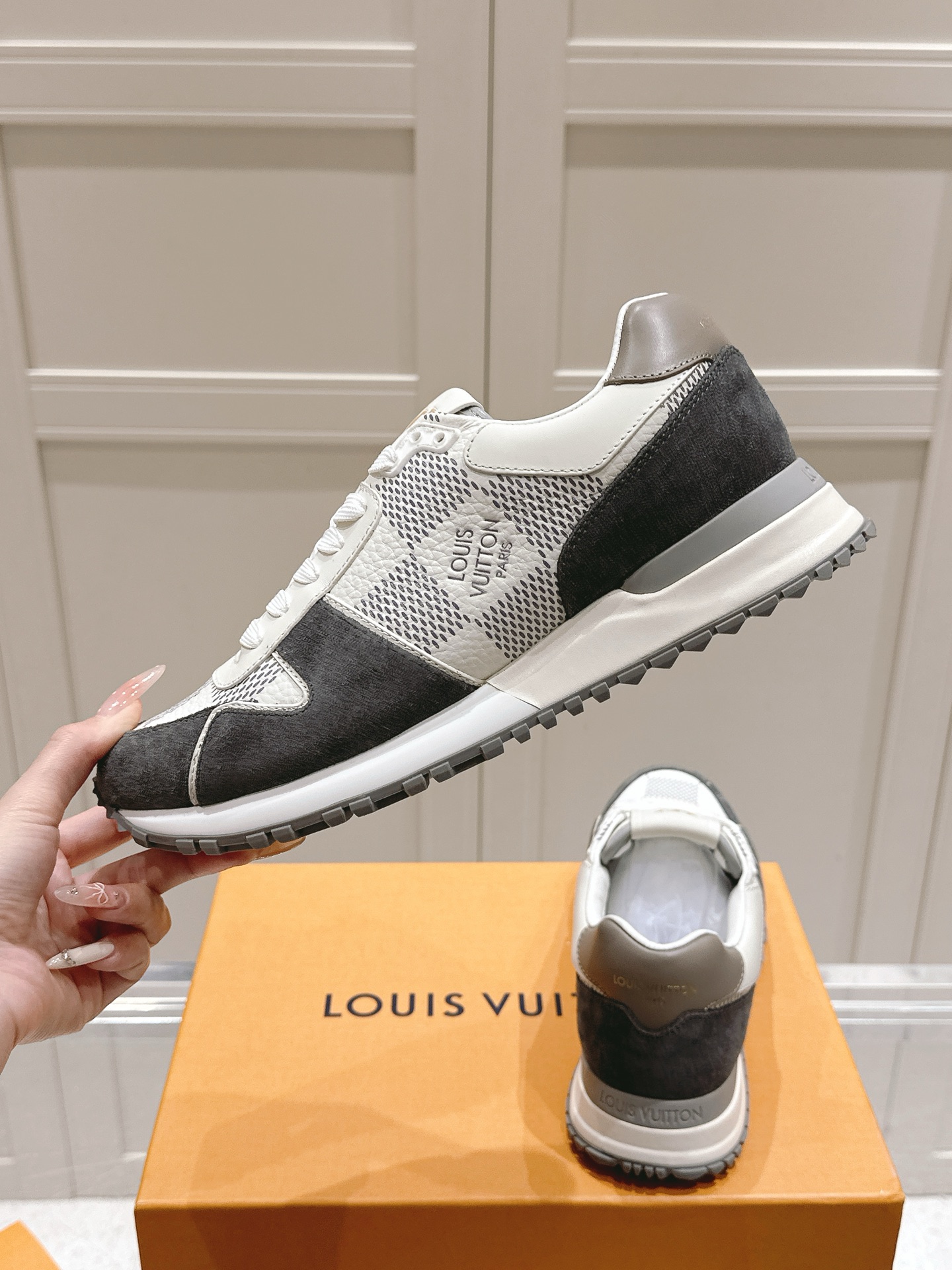 LV高仿Run Away男鞋 黑白格紋設計 潮流運動風格鞋款｜歐美奢侈品精品推薦