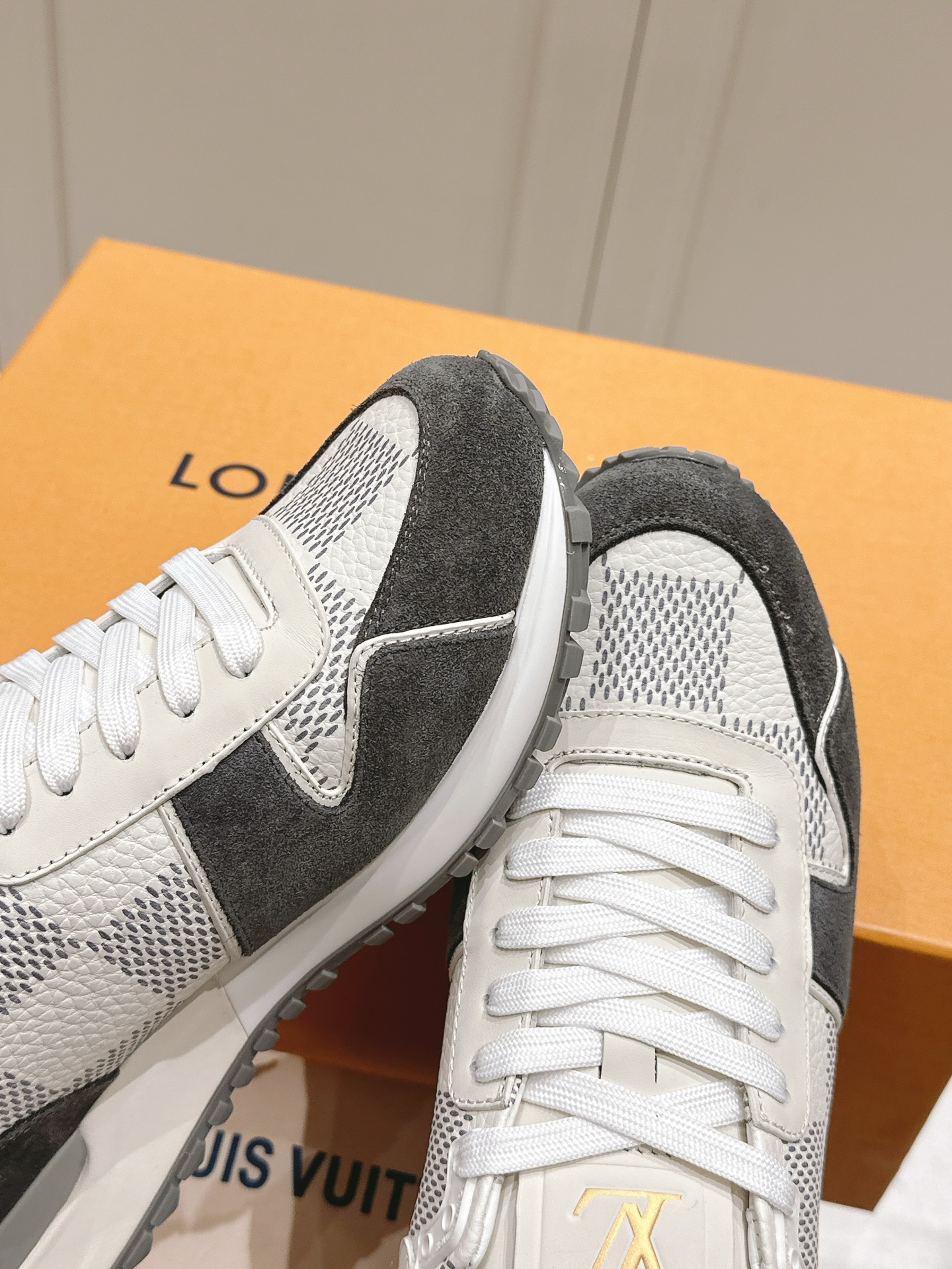 LV高仿Run Away男鞋 黑白格紋設計 潮流運動風格鞋款｜歐美奢侈品精品推薦