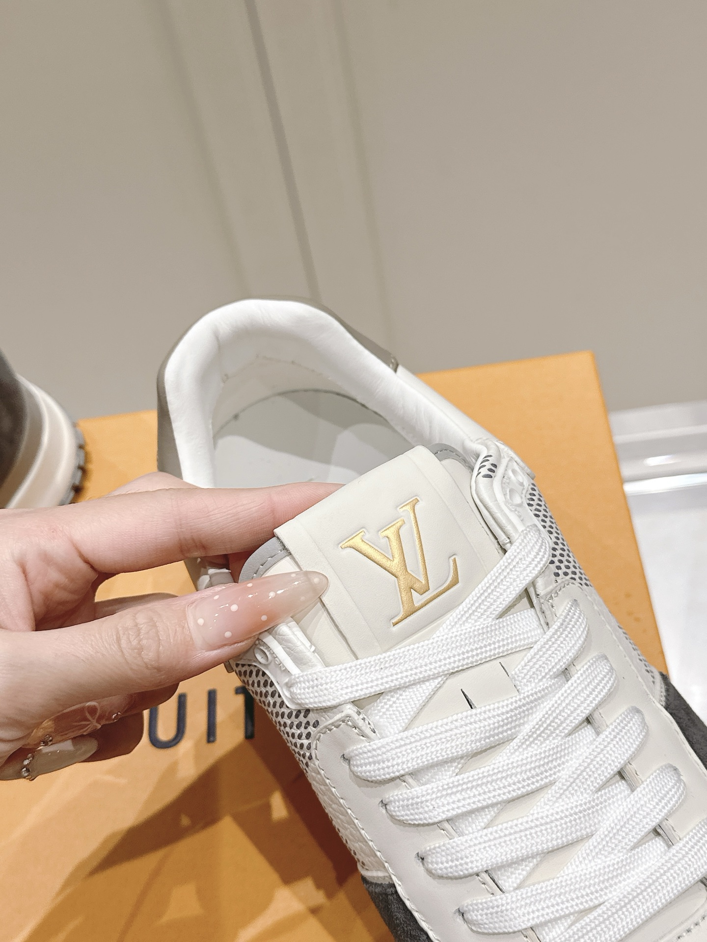 LV高仿Run Away男鞋 黑白格紋設計 潮流運動風格鞋款｜歐美奢侈品精品推薦