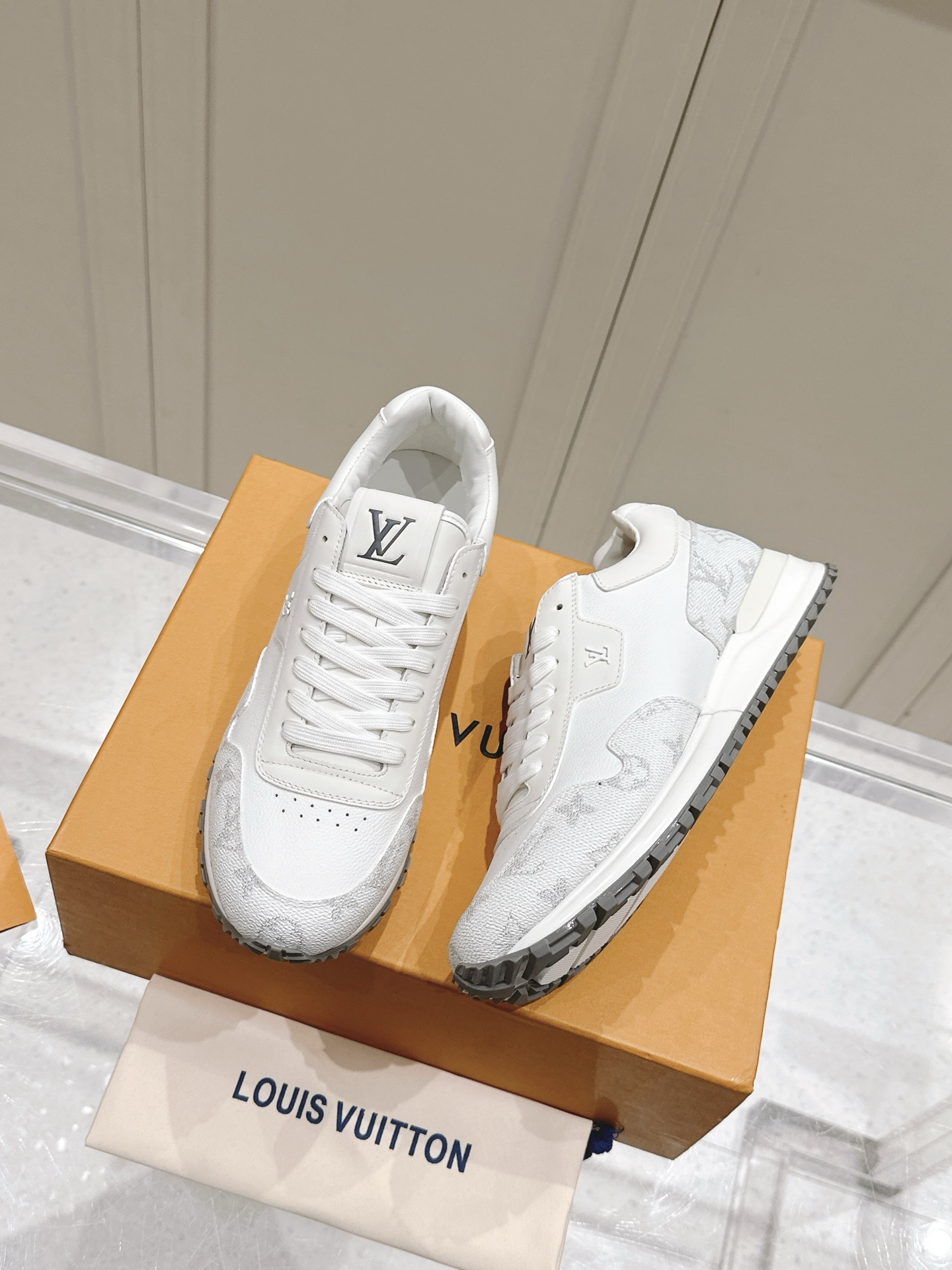 LV精品復刻休閒鞋 白色Run Away設計 乾淨百搭風格首選｜歐美奢侈品精品推薦