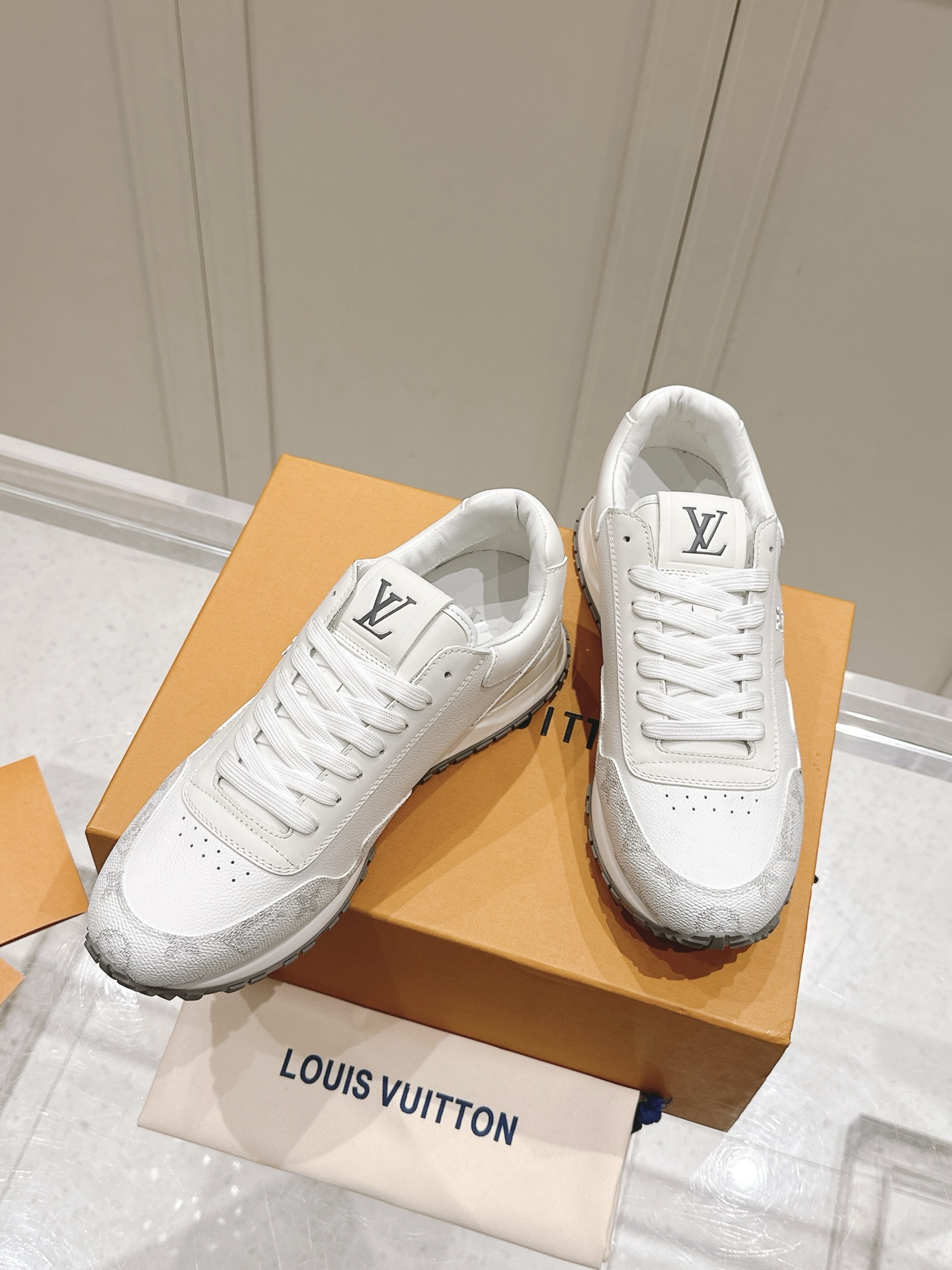 LV精品復刻休閒鞋 白色Run Away設計 乾淨百搭風格首選｜歐美奢侈品精品推薦