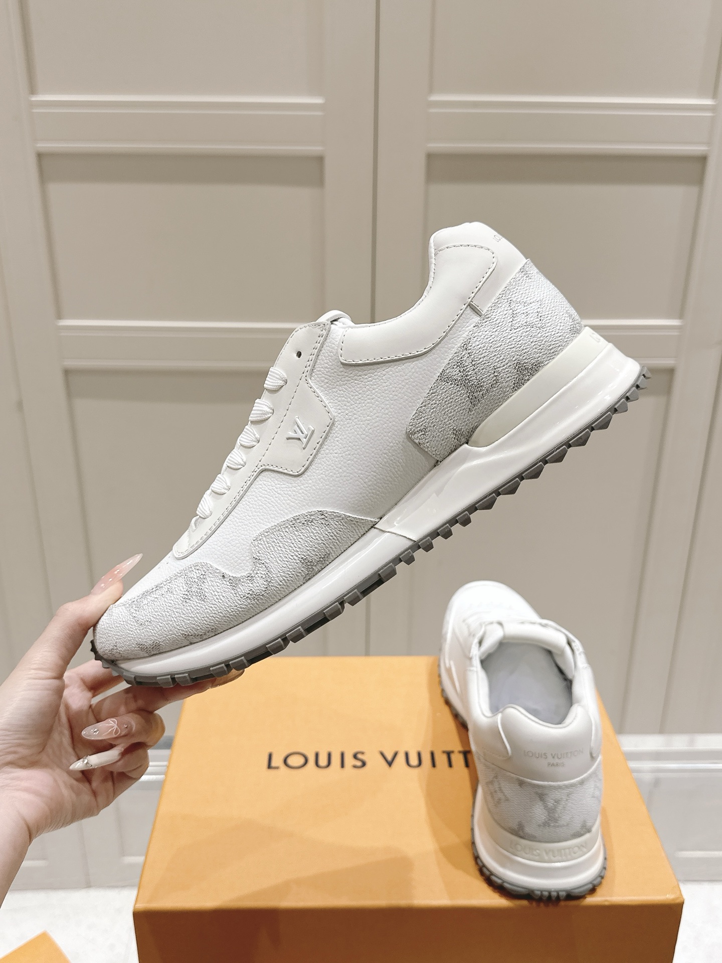 LV精品復刻休閒鞋 白色Run Away設計 乾淨百搭風格首選｜歐美奢侈品精品推薦