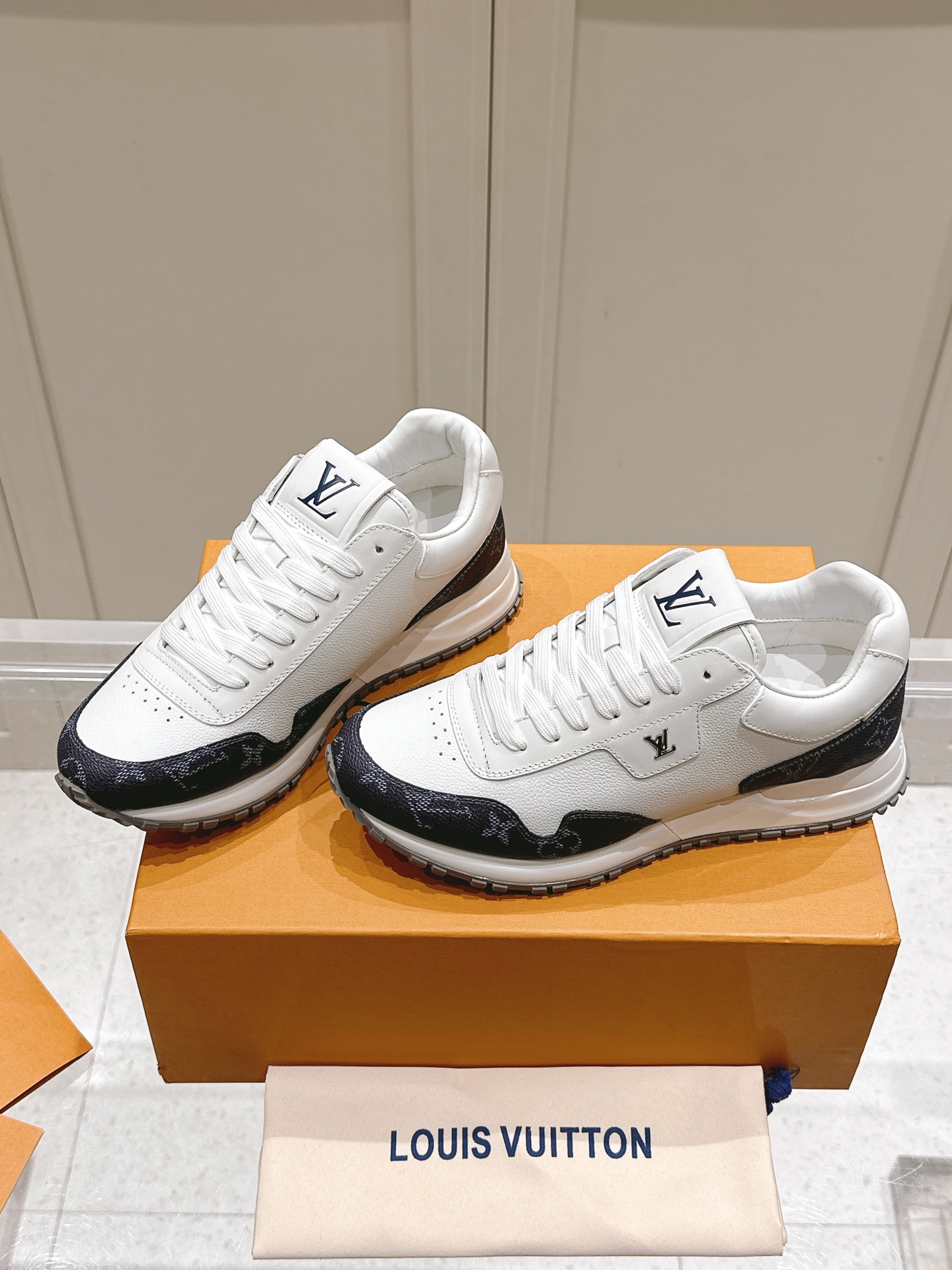 LV一比一休閒鞋 白色老花Run Away設計 經典重現復刻款｜歐美奢侈品精品推薦