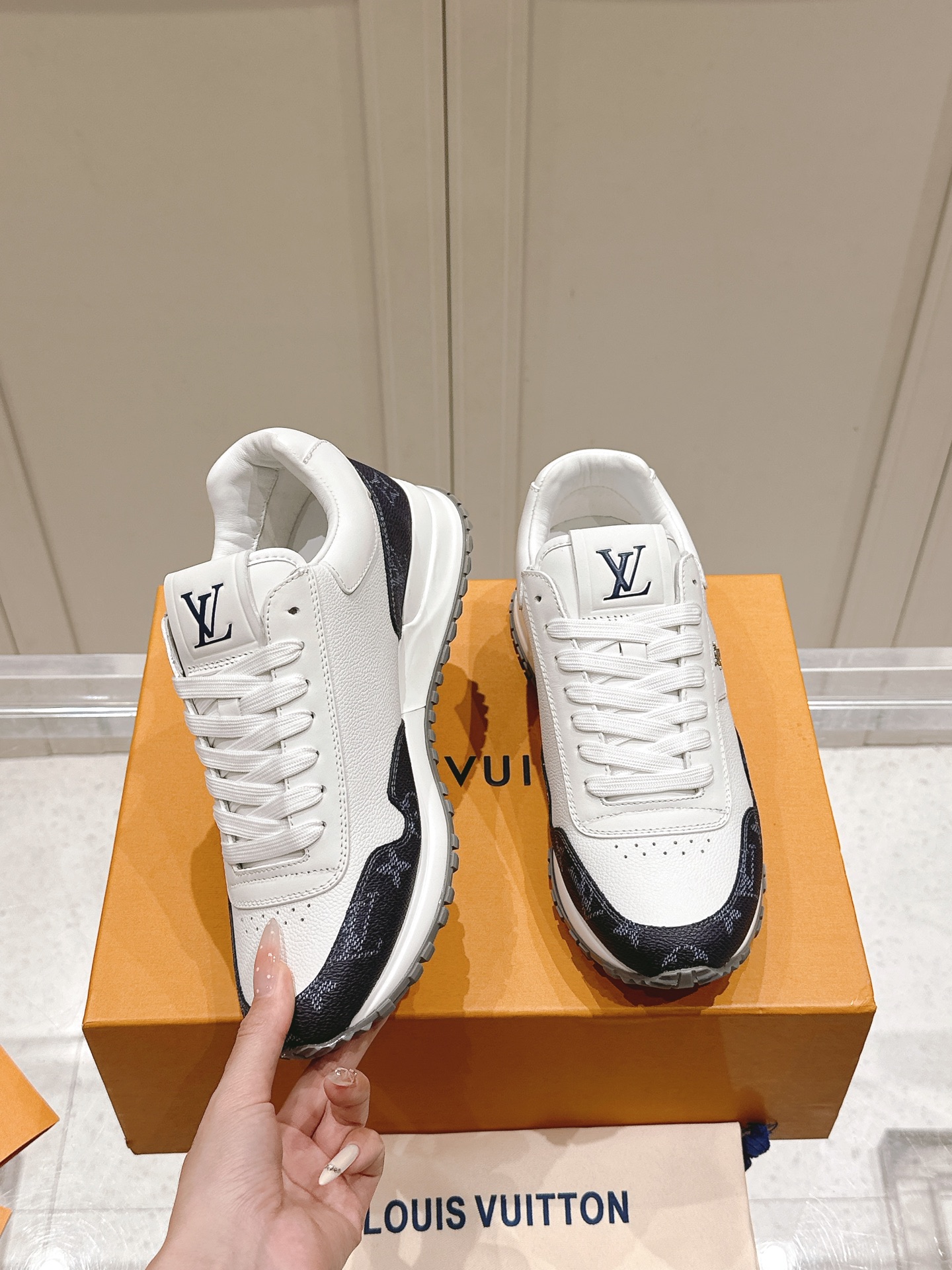 LV一比一休閒鞋 白色老花Run Away設計 經典重現復刻款｜歐美奢侈品精品推薦