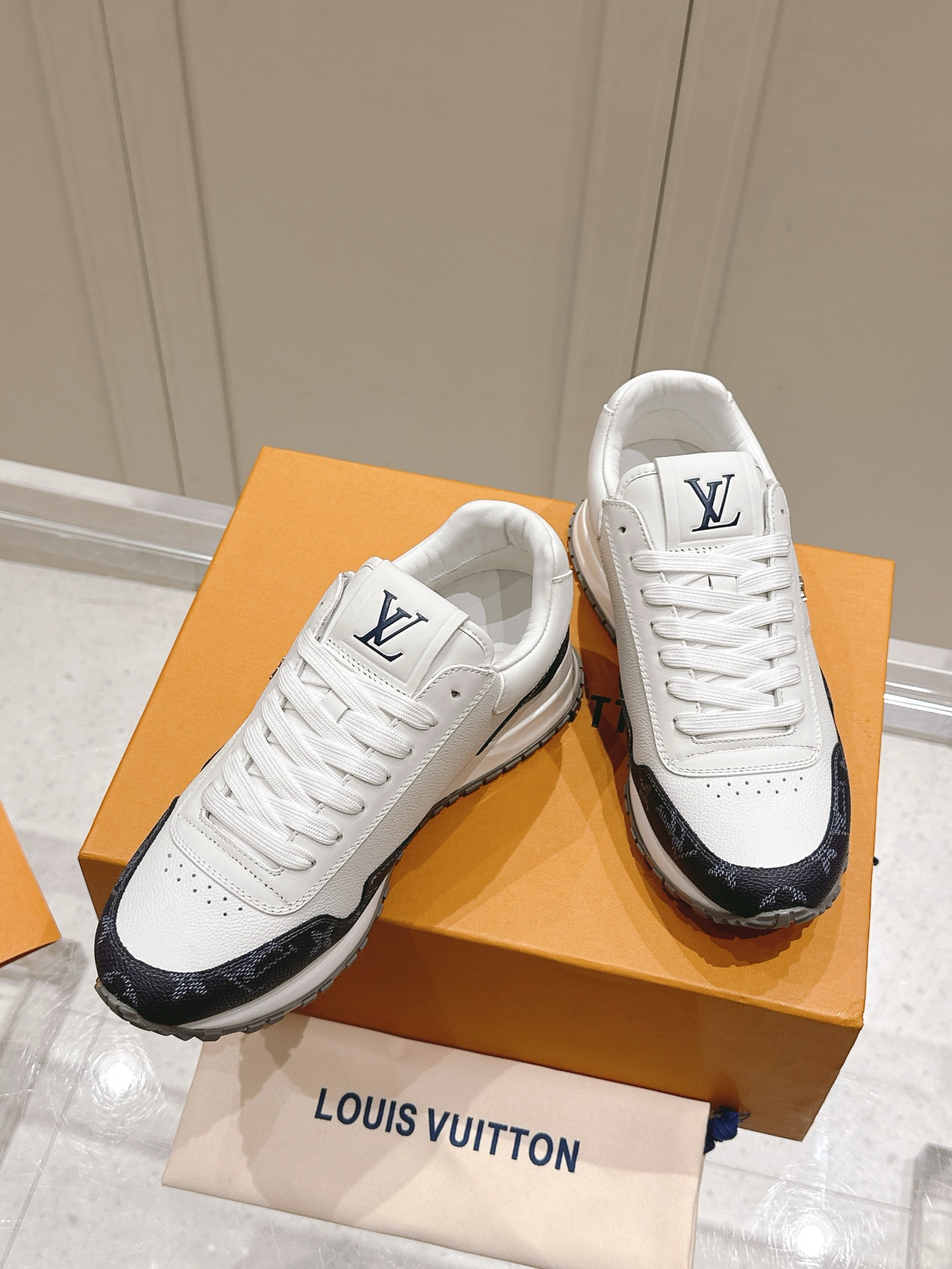 LV一比一休閒鞋 白色老花Run Away設計 經典重現復刻款｜歐美奢侈品精品推薦