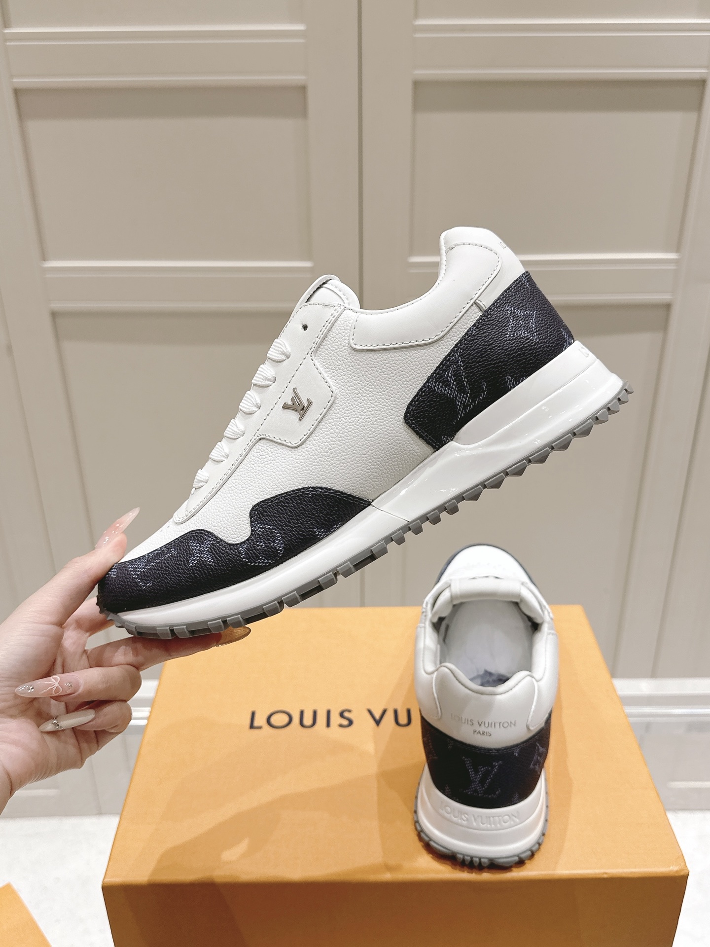 LV一比一休閒鞋 白色老花Run Away設計 經典重現復刻款｜歐美奢侈品精品推薦