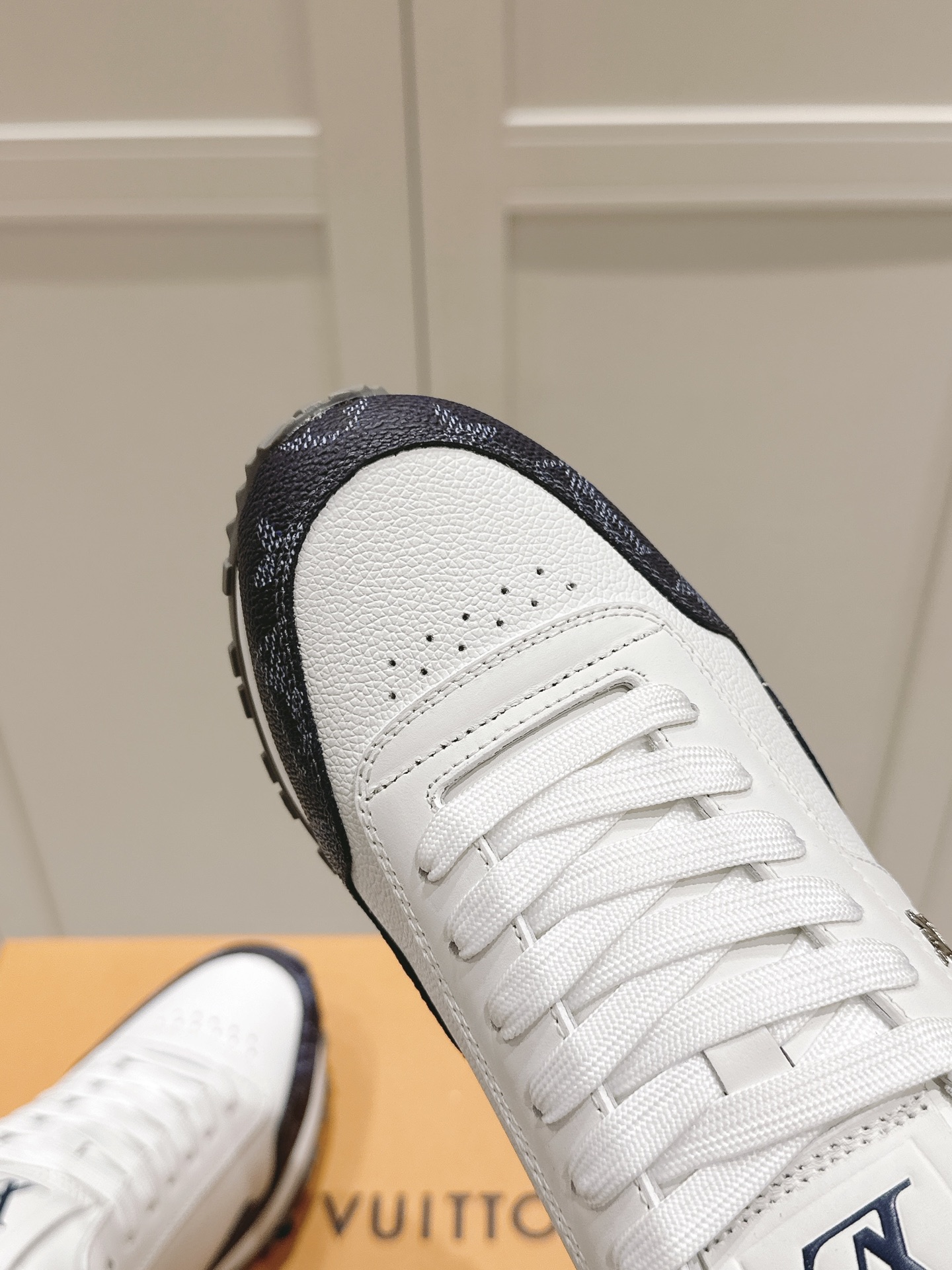 LV一比一休閒鞋 白色老花Run Away設計 經典重現復刻款｜歐美奢侈品精品推薦