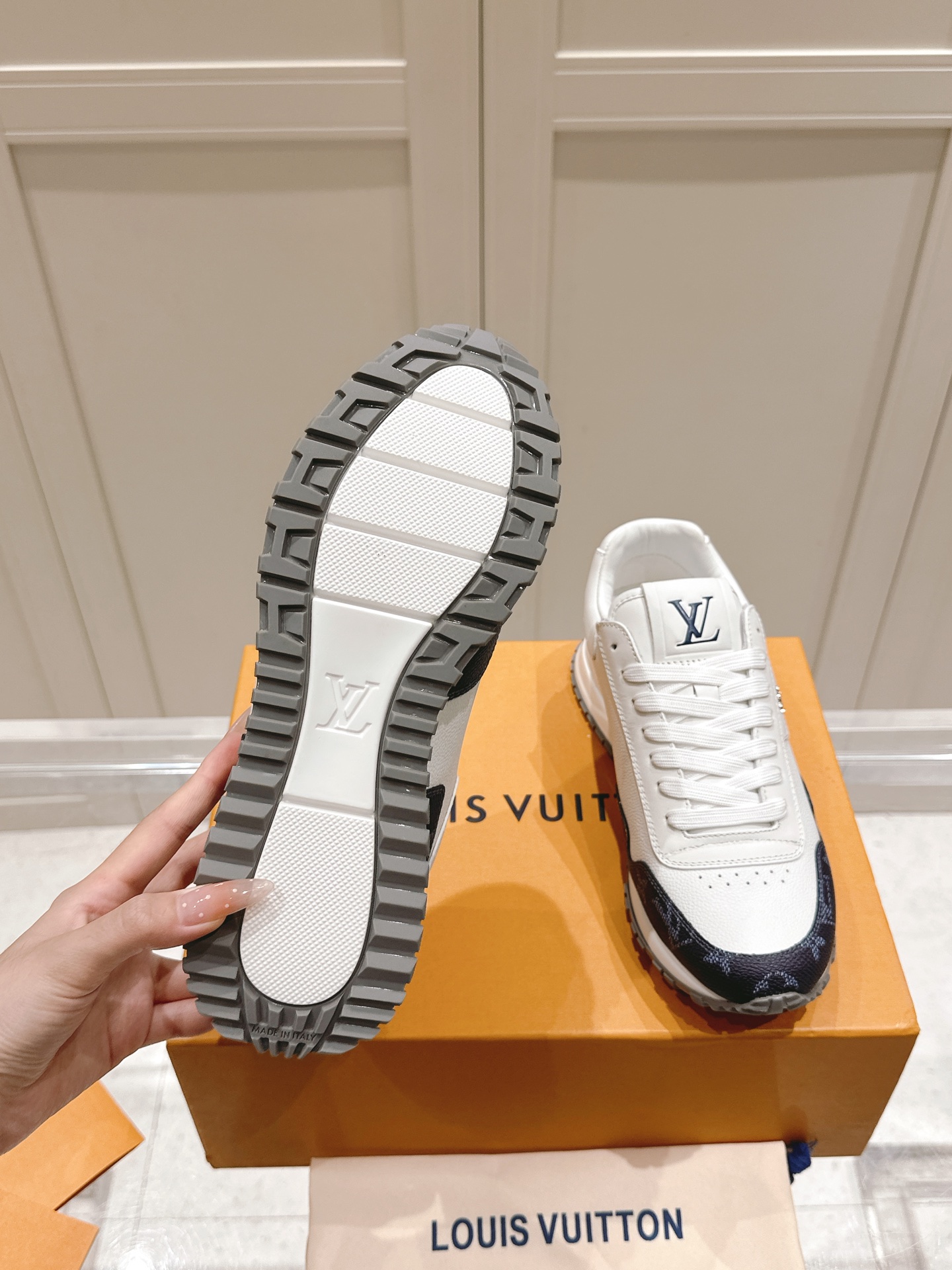 LV一比一休閒鞋 白色老花Run Away設計 經典重現復刻款｜歐美奢侈品精品推薦